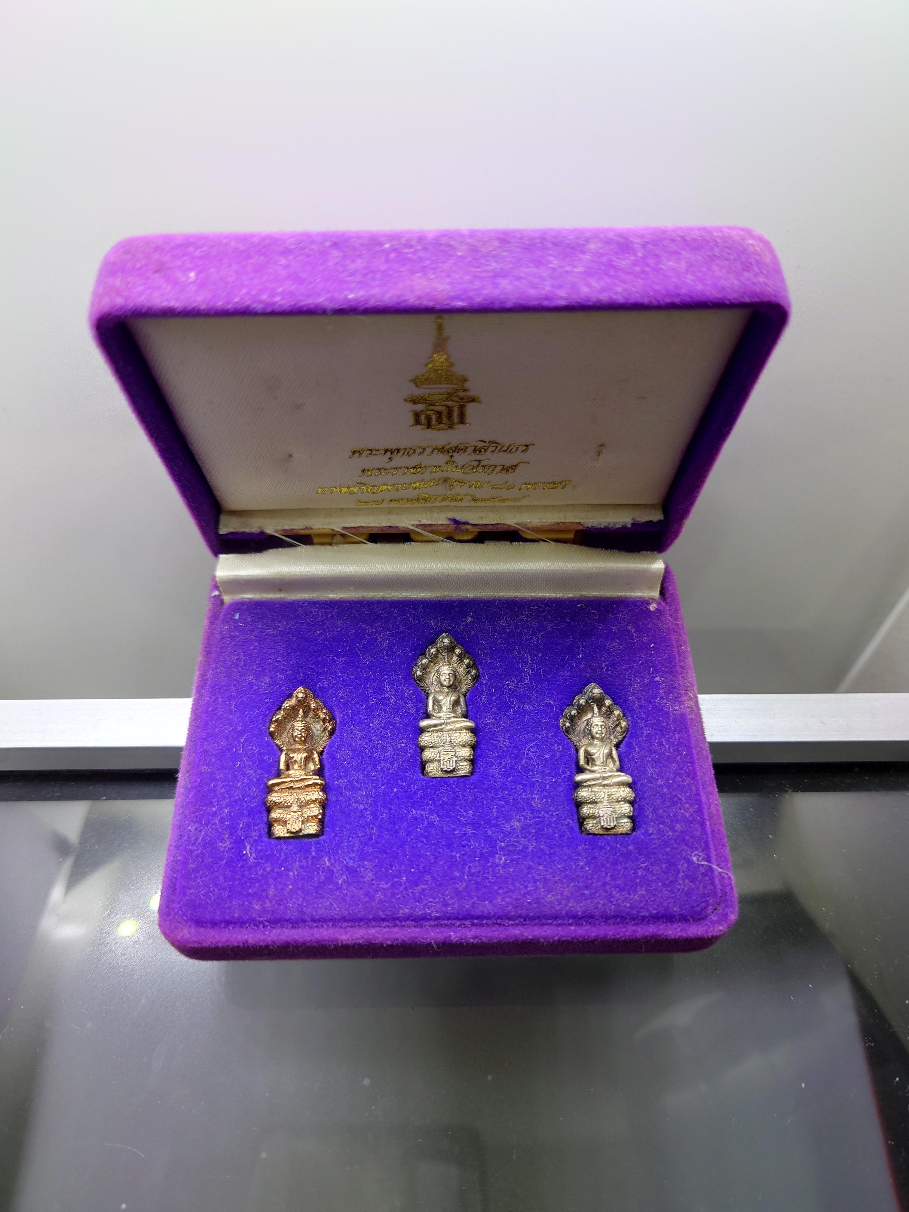 พระนาคปรก สธ. (เนื้อเงิน นวะ อัลปาก้า) พระพุทธราชสุดาสิรินธร พระราชทานในวโรกาสที่สมเด็จพระเทพฯ ทรงเจริญพระชนมายุ 40 พรรษา วันที่ 27 พฤศจิกายน พ.ศ. 2538 พร้อมกล่องเดิม