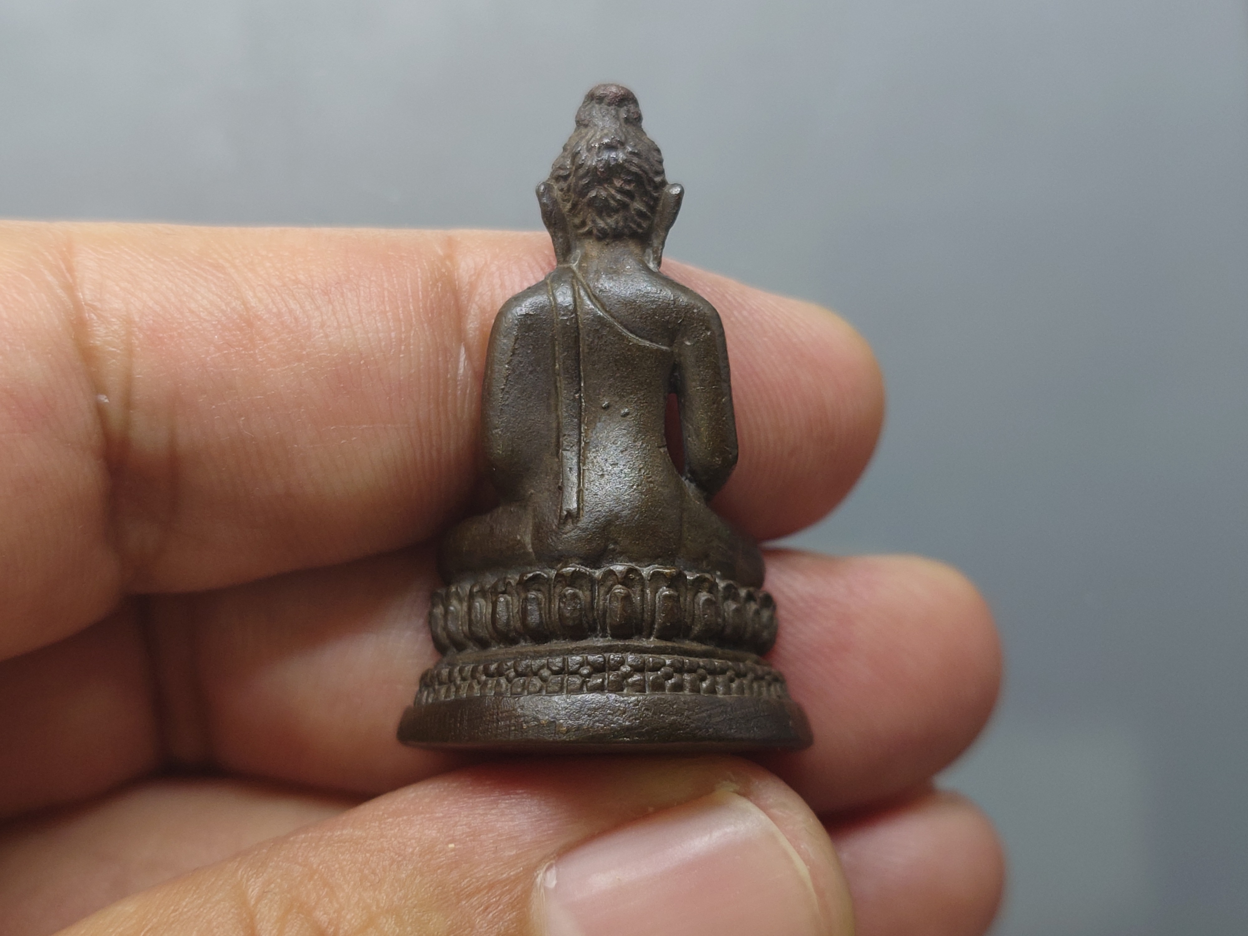 พระกริ่ง สมเด็จย่า สว.๗๙ (รุ่นพิเศษ) เนื้อนวะโลหะ หลวงปู่โต๊ะ หลวงปู่แหวน ปลุกเสก มิตรมวลชน จัดสร้าง ปี2522 พร้อมตลับเดิม