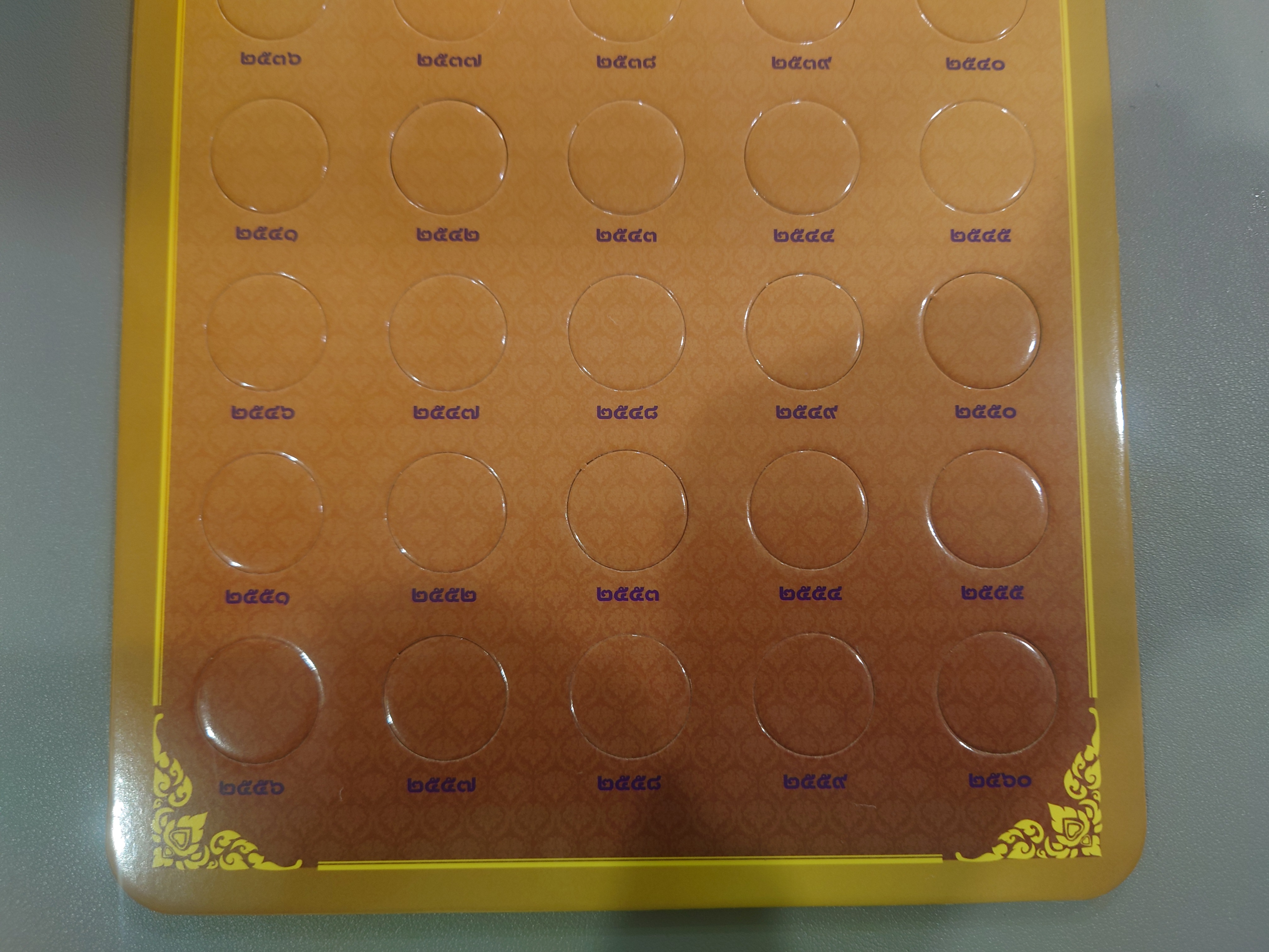 แผงใส่เหรียญ 10 บาท หมุนเวียน สีเหลือง (29 ช่อง) ขนาด 21.5 x 35 ซ.ม.