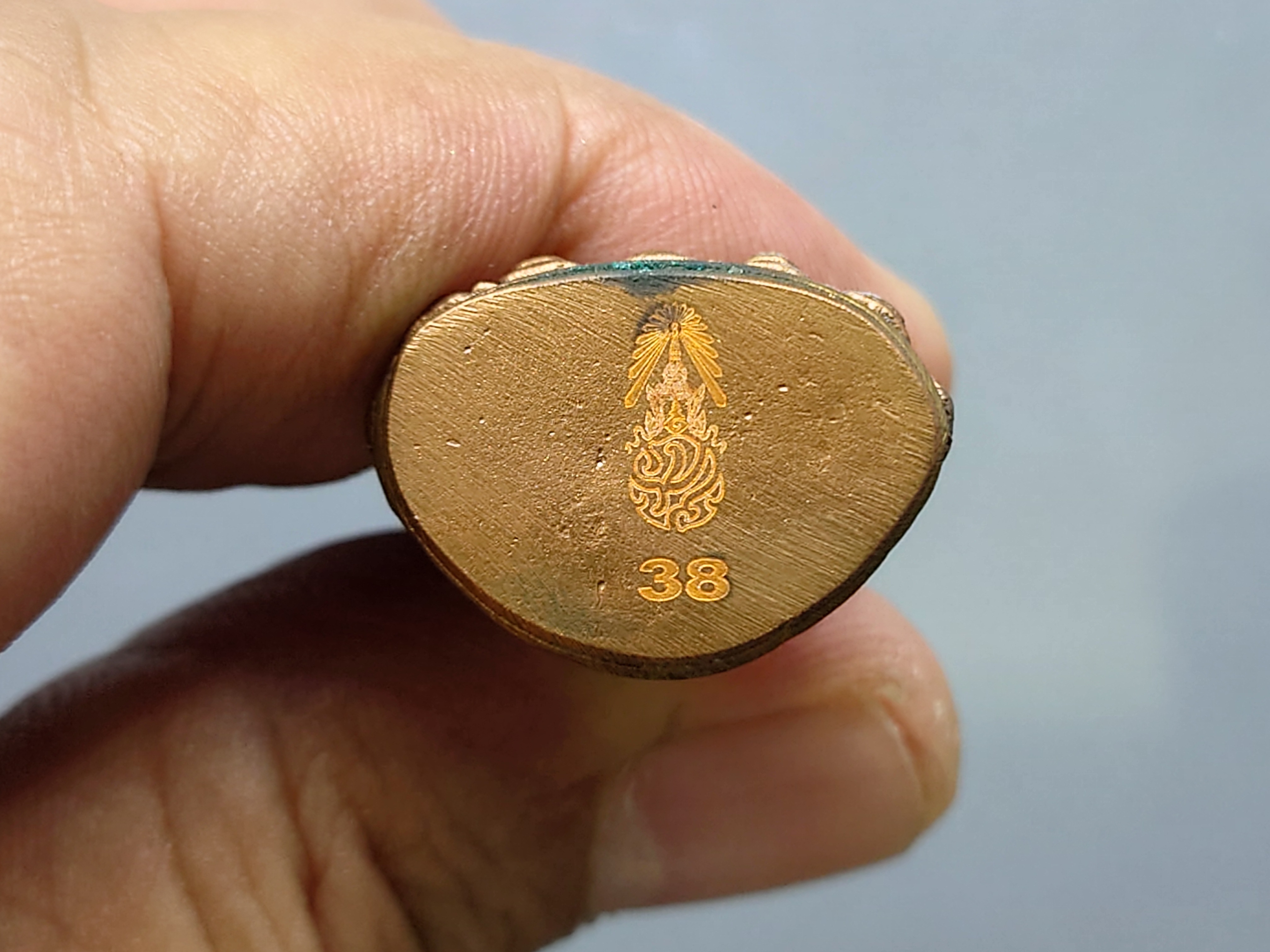 พระกริ่งพุทโธ ภ.ป.ร.เนื้อสัมฤทธิ์ ฐานทองแดง ขนาดสูง 3.8 ซ.ม.วัดบวรนิเวศวิหาร ปี2554 พร้อมกล่องเดิม