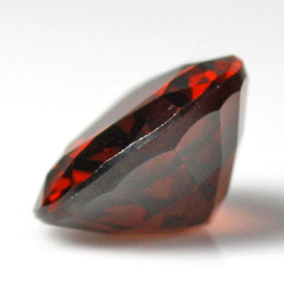 **ขายแล้ว**โกเมนสีเเดงอมม่วงหรือโรโดไลท์ (Rhodolite Garnet) 1.66 กะรัต สีเข้ม รูปร่างดี ไฟดี
