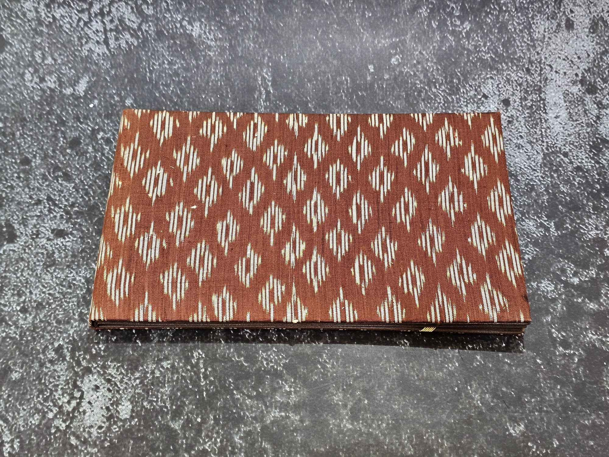 ธนบัตรที่ระลึก 500 บาท แบบพิเศษ ฉลองสิริราชสมบัติครบ 50 ปี พร้อมปกผ้าใหม และกล่อง (ไม่มีซองขาวและหนังสือ)