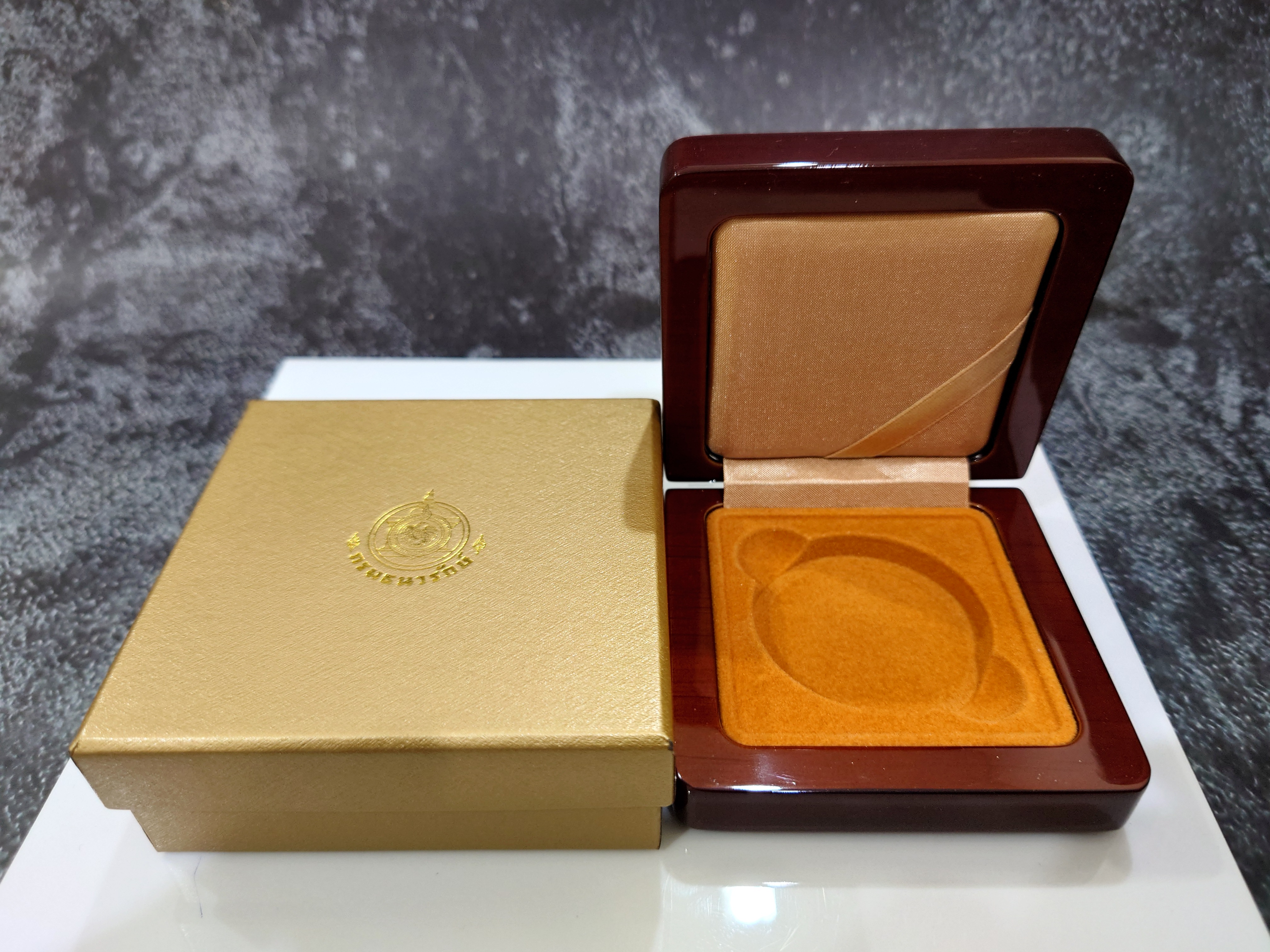 กล่องไม้ใส่เหรียญทองคำ 4 เหลี่ยม (หรือใส่เหรียญขนาดตลับวงนอก 4.5 เซน) จากกรมธนารักษ์ ผ่านใช้ สภาพสวย 95 %