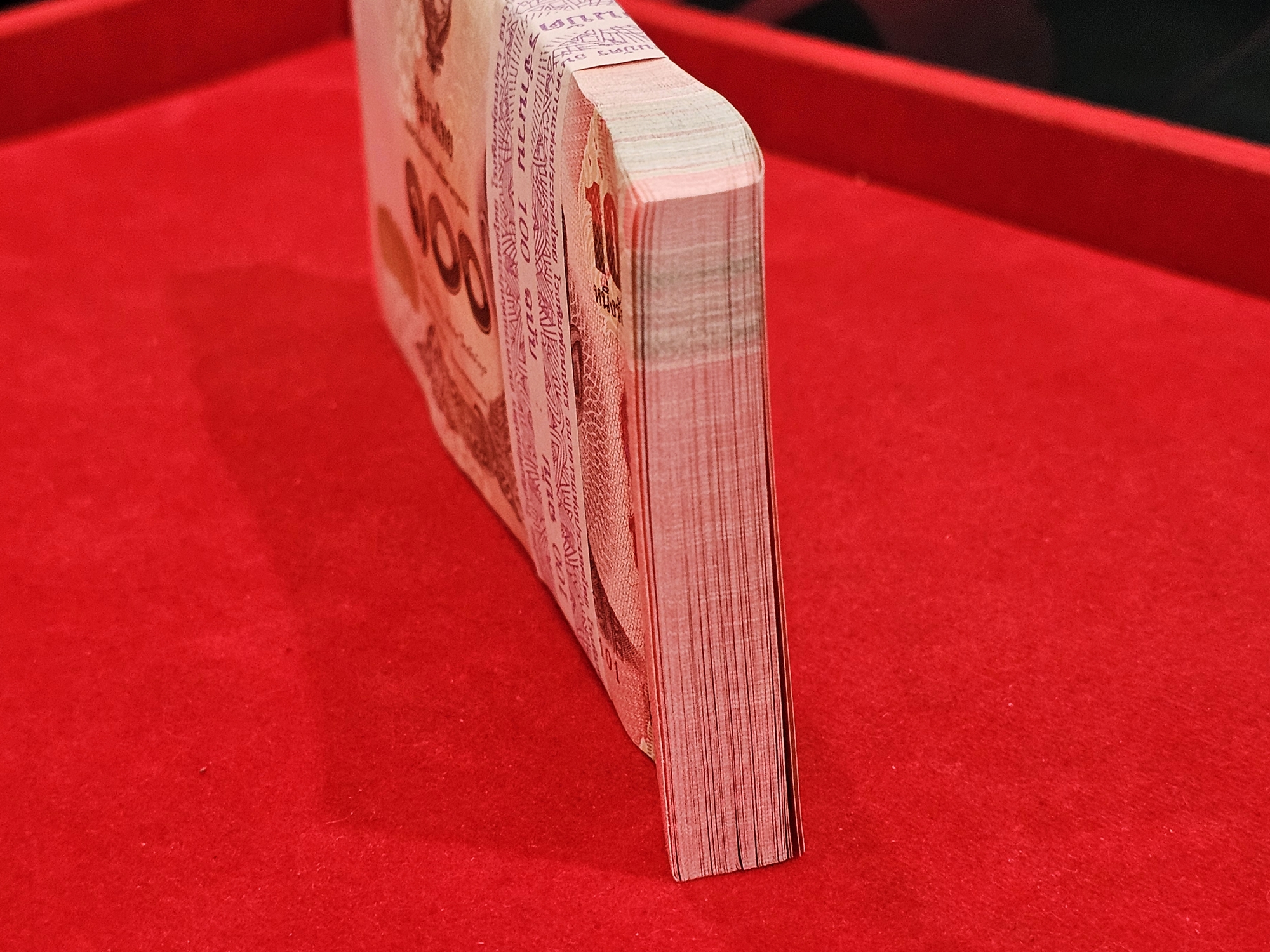 ธนบัตร 100 บาท (ยกแหนบ 100 ใบ เรียงเลข) ที่ระลึกฉลองพระชนมายุ 50 พรรษา สมเด็จพระเทพฯ ในรัชการที่9 พ.ศ.2558 ไม่ผ่านใช้