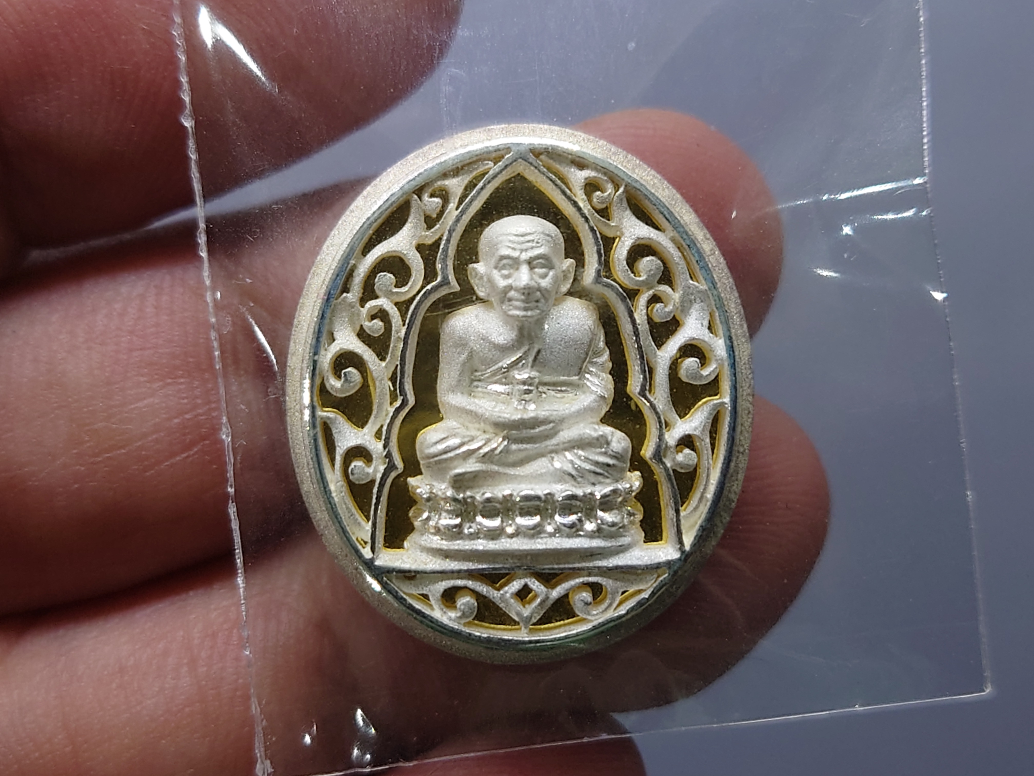 เหรียญหลวงปู่ทวด เนื้อเงิน รุ่นมงคลบารมี วัดประสาทบุญญาวาส พิมพ์วงรี ใหญ่ รูปไข่ ขนาดสูง 2.5 ซ.ม. พ.ศ.2545 พร้อมกล่องเดิม