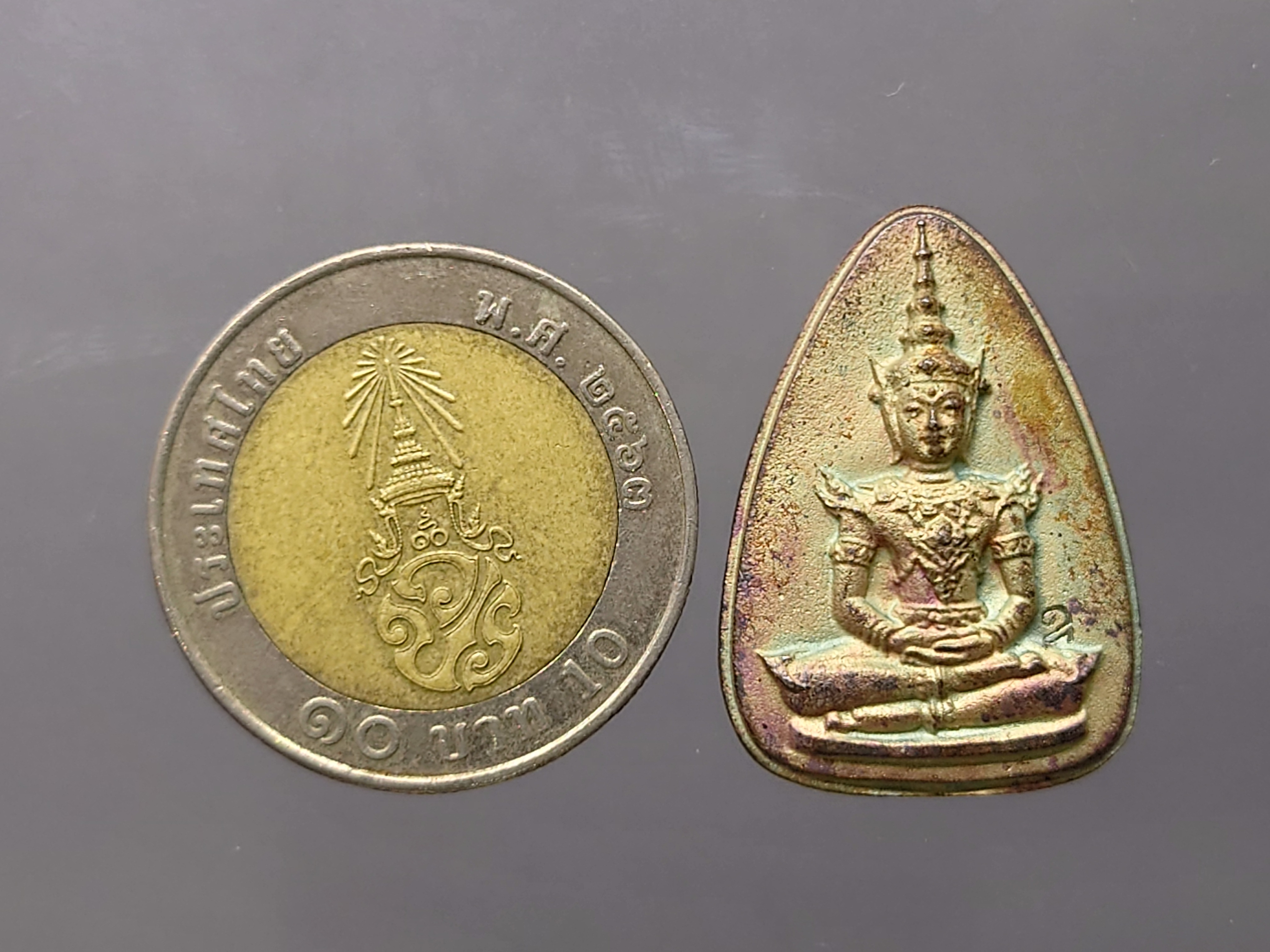 พระแก้วมรกต ญสส สมเด็จพระญาณสังวร เนื้อเงิน พิมพ์ใหญ่ รุ่นมรดกไทย มรดกโลก จัดสร้างโดยมูลนิธิปริยัติศึกษา พ.ศ.2536 พร้อมกล่องเดิม