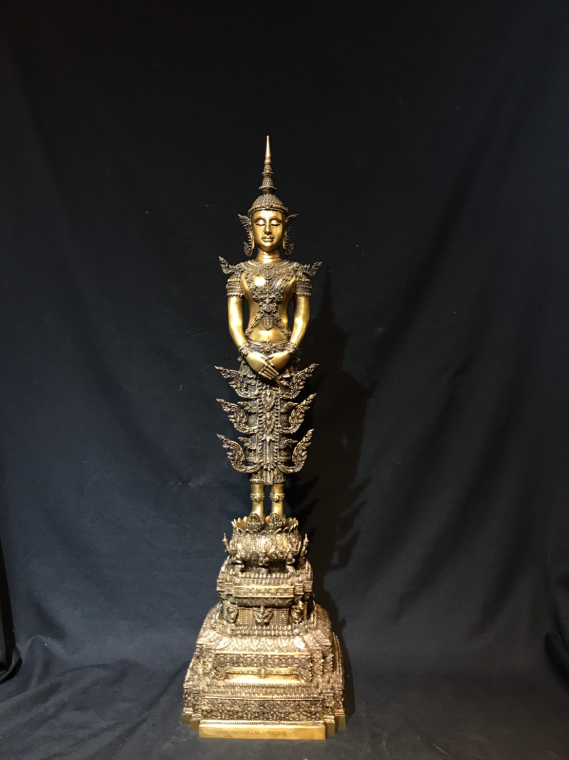 พระพุทธรูปปางถวายเนตร ทรงเครื่องจักรพรรดิ์ วัดอรุณราชวรารามราชวรมหาวิหาร ปี พ.ศ.2539