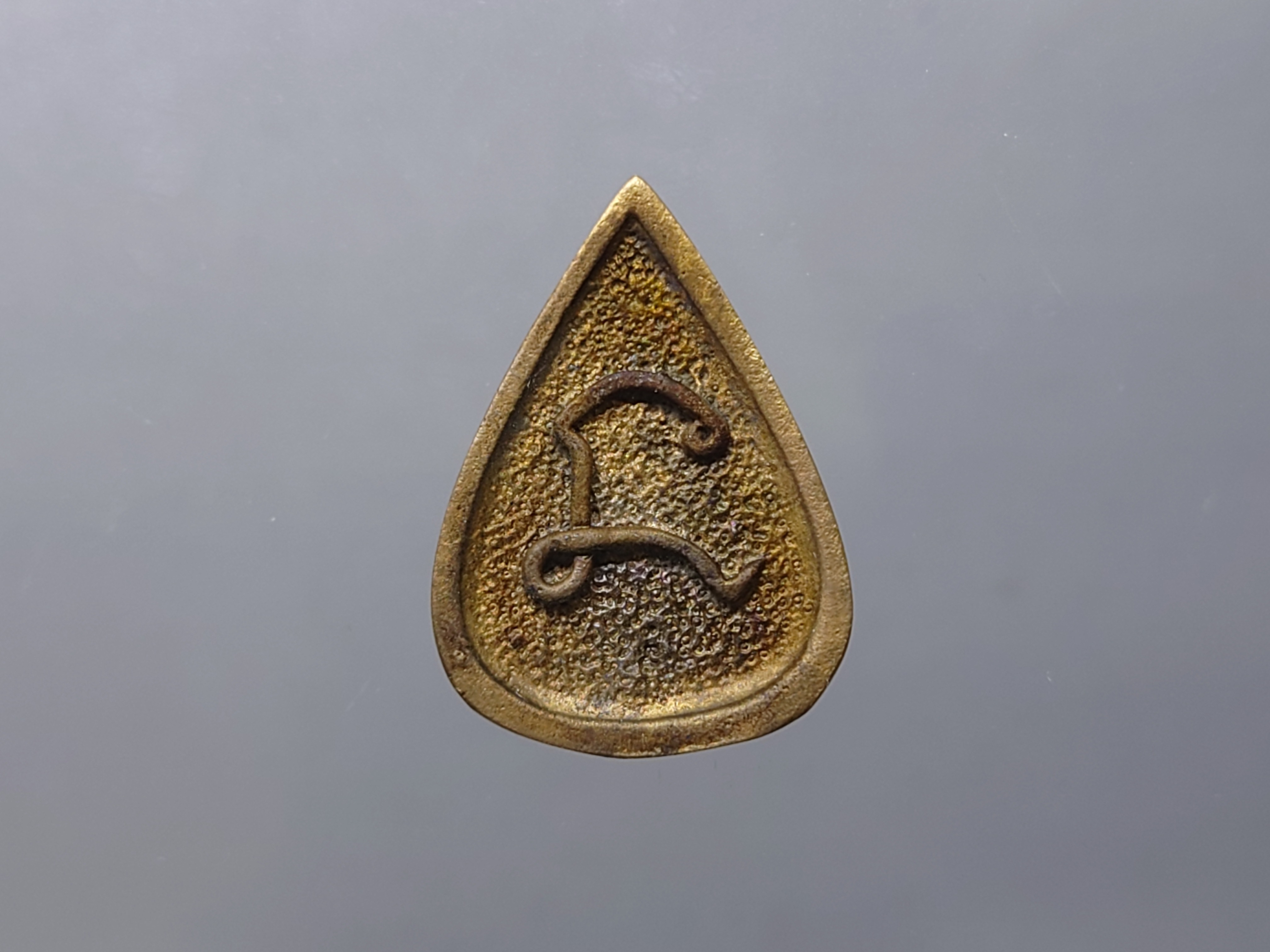 พระแก้วมรกต ทรงเครื่องฤดูร้อน เนื้อนวะ รุ่น 23 ตุลามหามงคล พิมพ์ใบโพธิ หลวงพ่อเกษม เขมโก ปลุกเสก สำนักสุสานไตรลักษณ์ ลำปาง ปี2538 พร้อมกล่องเดิม