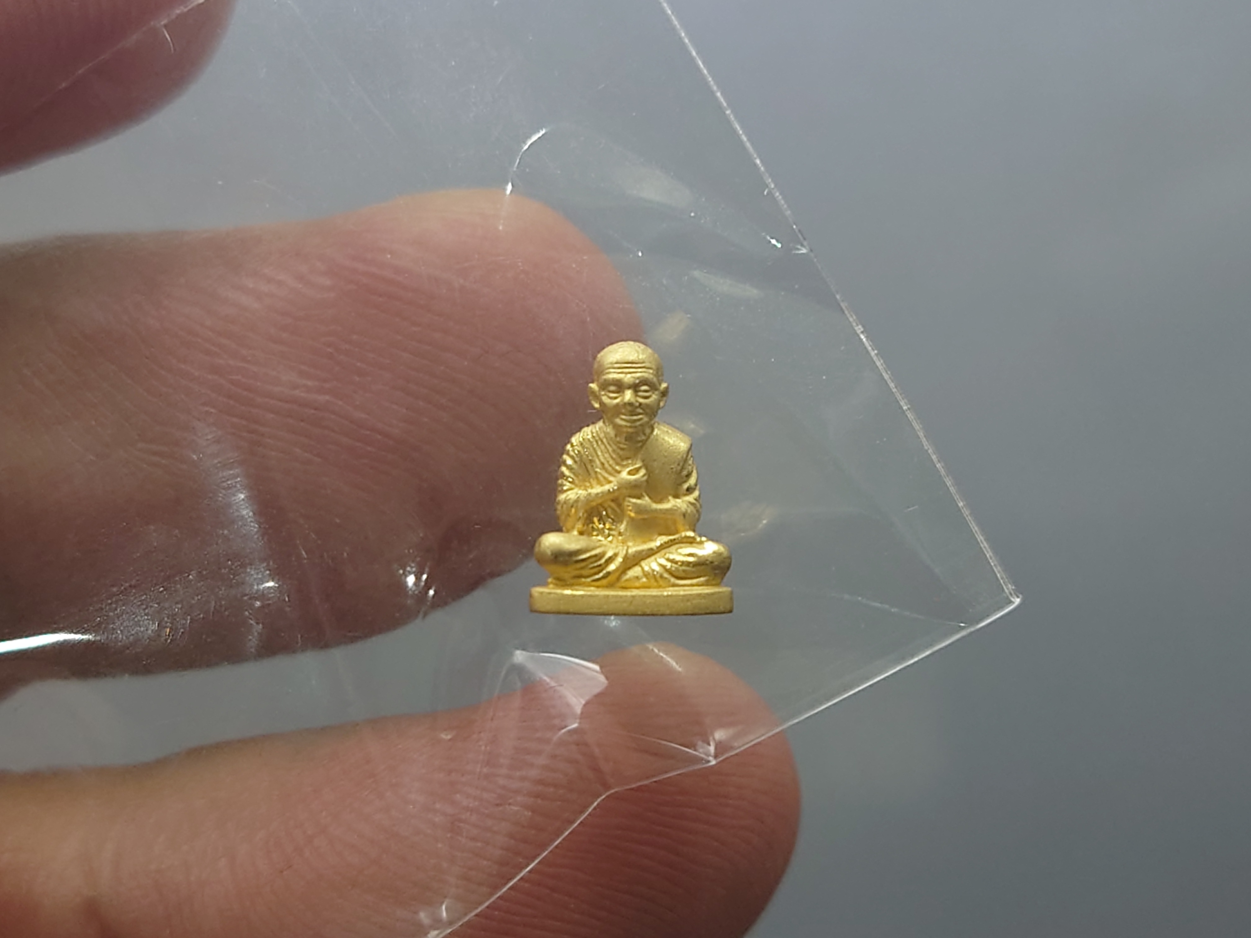 สมเด็จพระพุฒาจารย์ โต เนื้อทองคำแท้ (หนักประมาณ 1 กรัม) รุ่นอุดมโชคโภคทรัพย์ วัดโสธรวราราม พ.ศ.2550 พร้อมกล่องเดิม