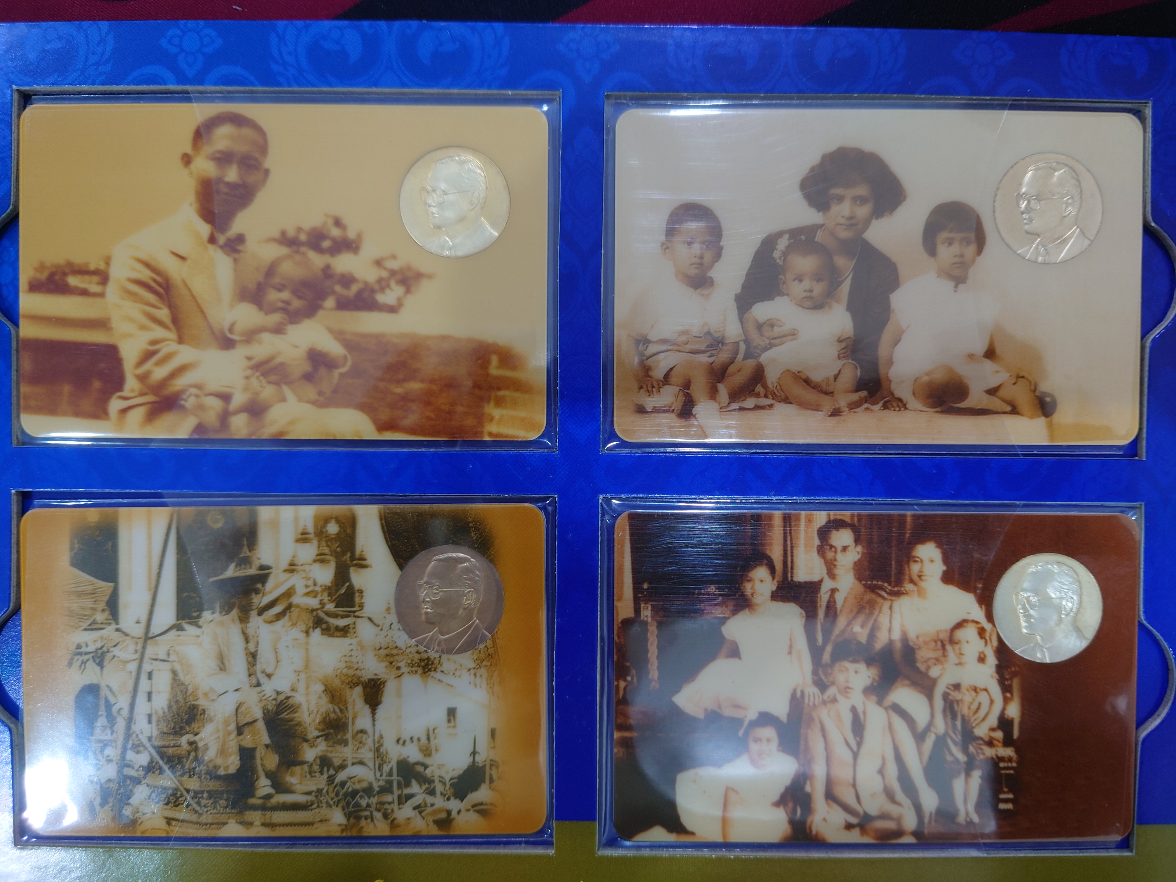 การ์ดบรรจุเหรียญที่ระลึก พระราชพิธีมหามงคลเฉลิมพระชนมพรรษา 80 พรรษา รัชกาลที่9 เนื้อเงิน ชุด 4 เหรียญ ปี2550 ธนารักษ์จัดสร้าง พร้อมแผง