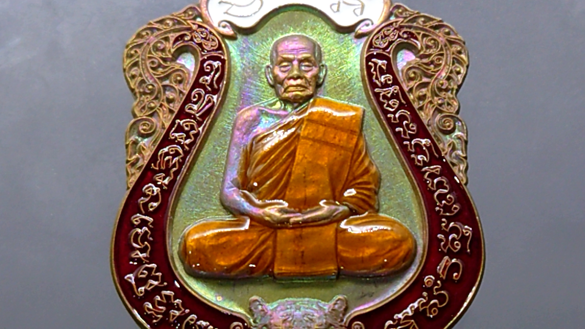 เสือคาบดาบรุ่น 4 เนื้อชนวน ลงยา 3 สี ลงยาขอบแดง บนขาว ลงยาจีวร (พิมพ์เสือ1) หลวงพ่อพัฒน์ วัดห้วยด้วน โคท 573