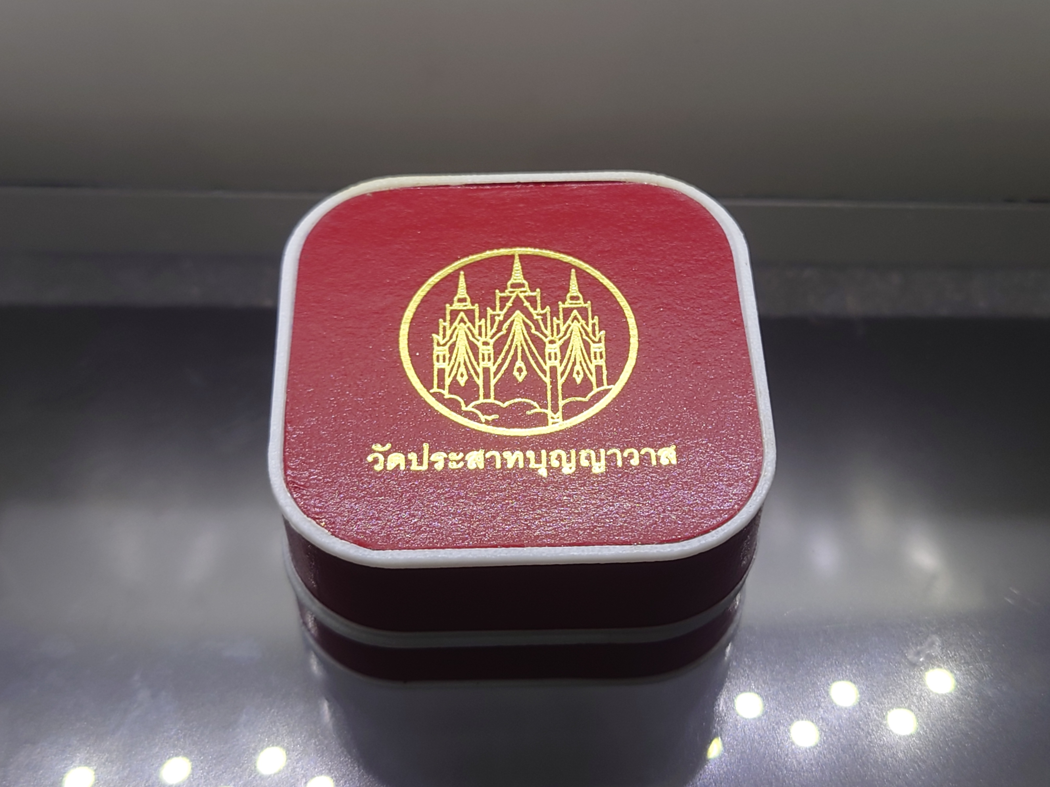 เหรียญหลวงปู่ทวด เนื้อเงิน สามกษัตริย์ รุ่นมงคลบารมี พิมพ์เสมา ขนาดสูง 2.3 ซ.ม.วัดประสาทบุญญาวาส พ.ศ.2545 พร้อมกล่องเดิม