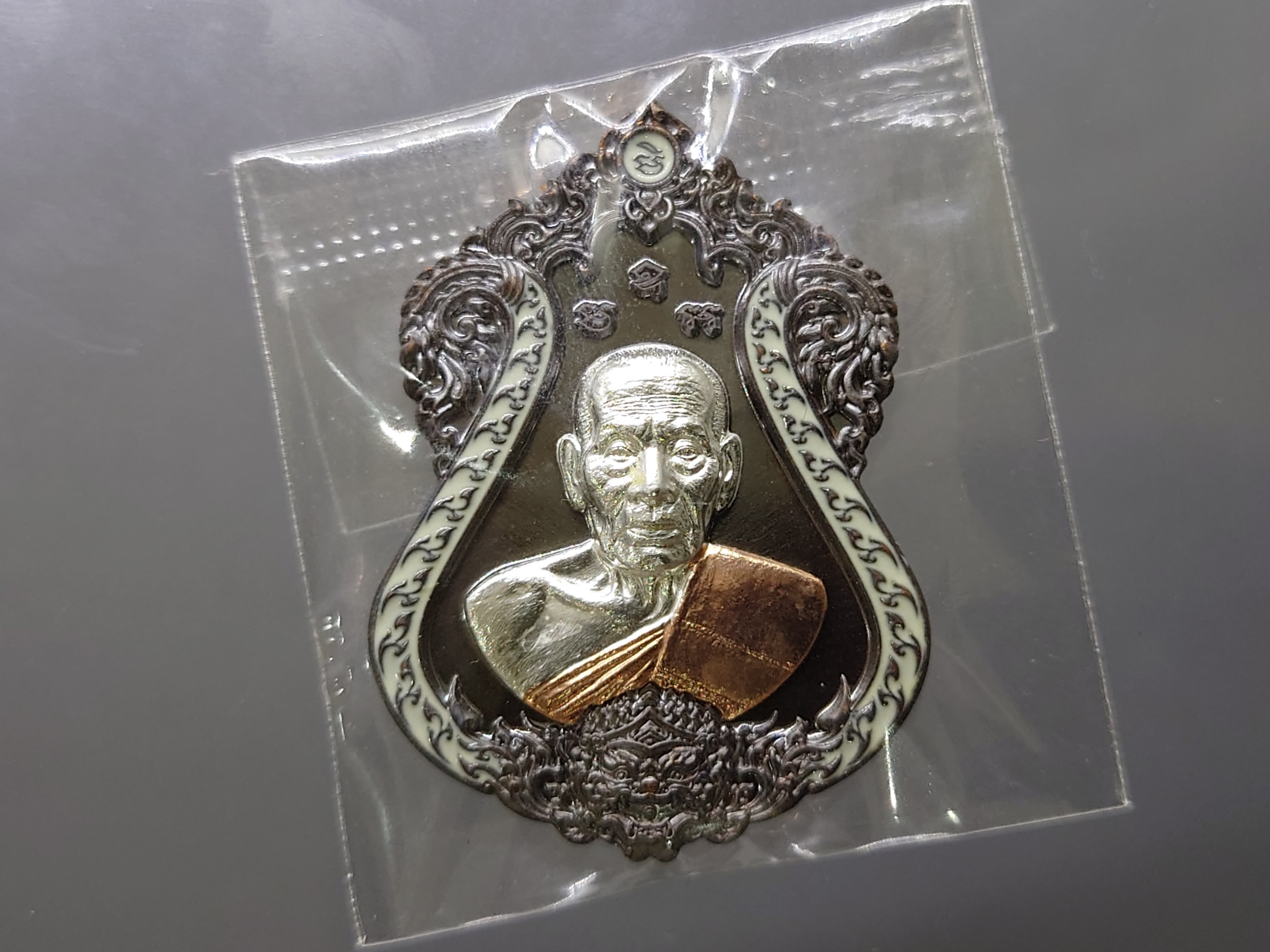 หลวงพ่อพัฒน์ วัดห้วยด้วน รุ่นเพชรสี่แคว เนื้อทองแดงมันปู ลงยาขอบขาว กน้ากากเงิน โคท 1694 ซองซีลเดิม ไม่แกะ