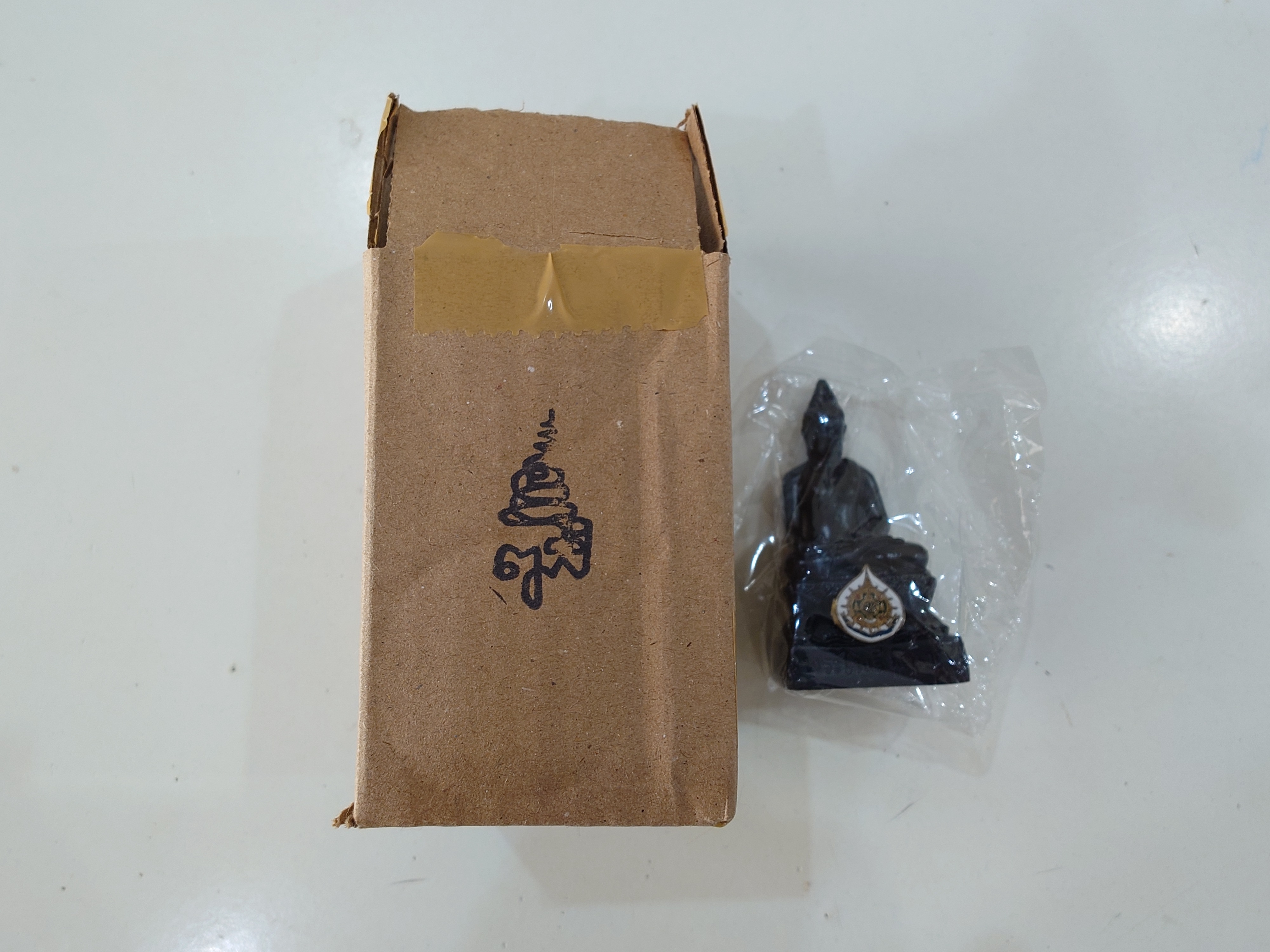 พระไพรีพินาศ ขนาดบูชา หน้าตัก 1.5 นิ้ว สูง 7 ซ.ม.เนื้อสัมฤทธิ์ รมดำ ที่ระลึก 72 พรรษา รัชกาลที่9 วัดบวรนิเวศวิหาร ปี2542 พร้อมกล่องเดิม