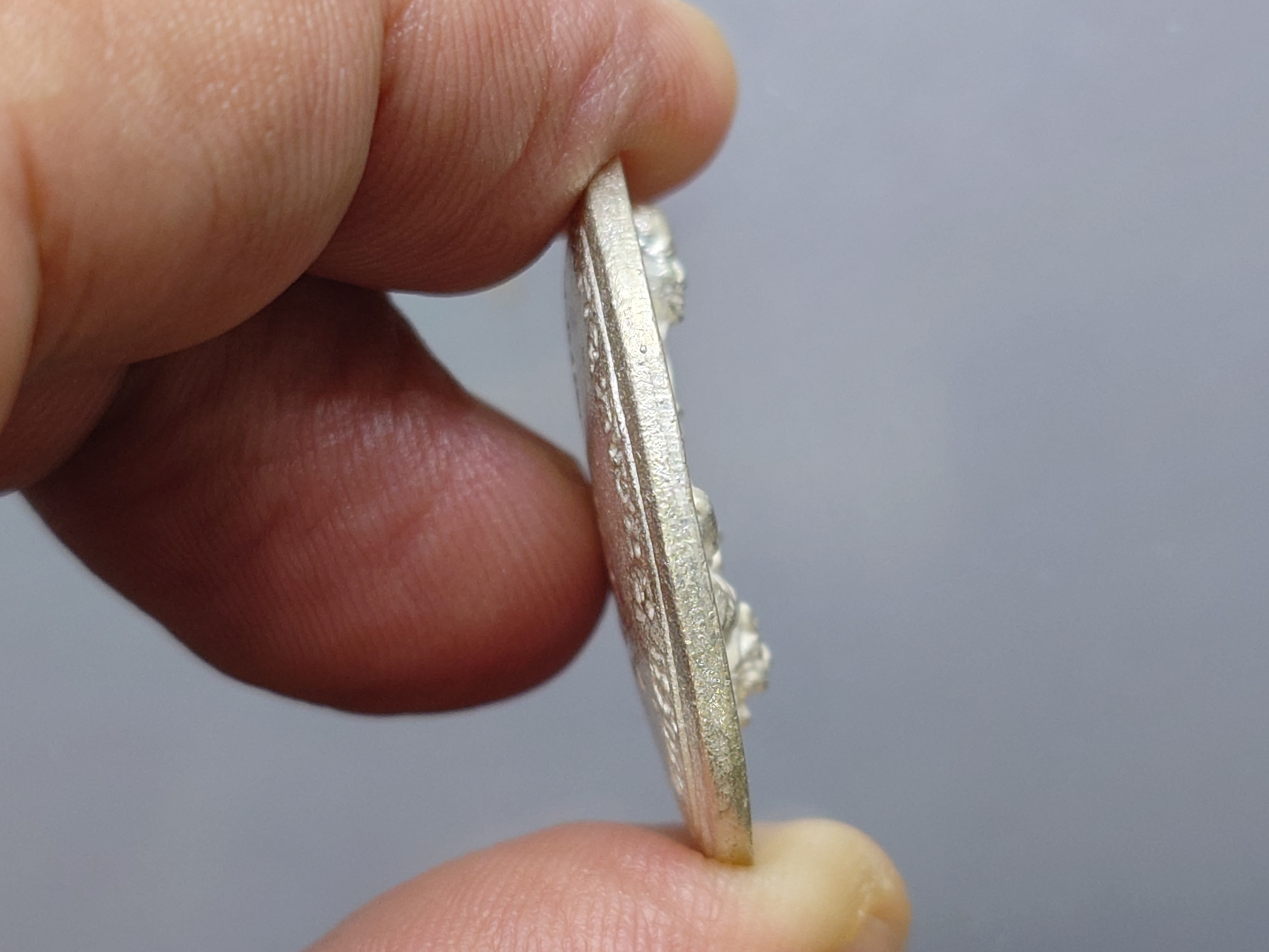 หลวงพ่อเปิ่น นั่งเสือ หลังยันต์นะมหาเศรษฐี รุ่นมหาเศรษฐี หล่อโบราณ เนื้อเงิน ขนาดสูง 3 ซ.ม. วัดบางพระ นครปฐม ปี2534