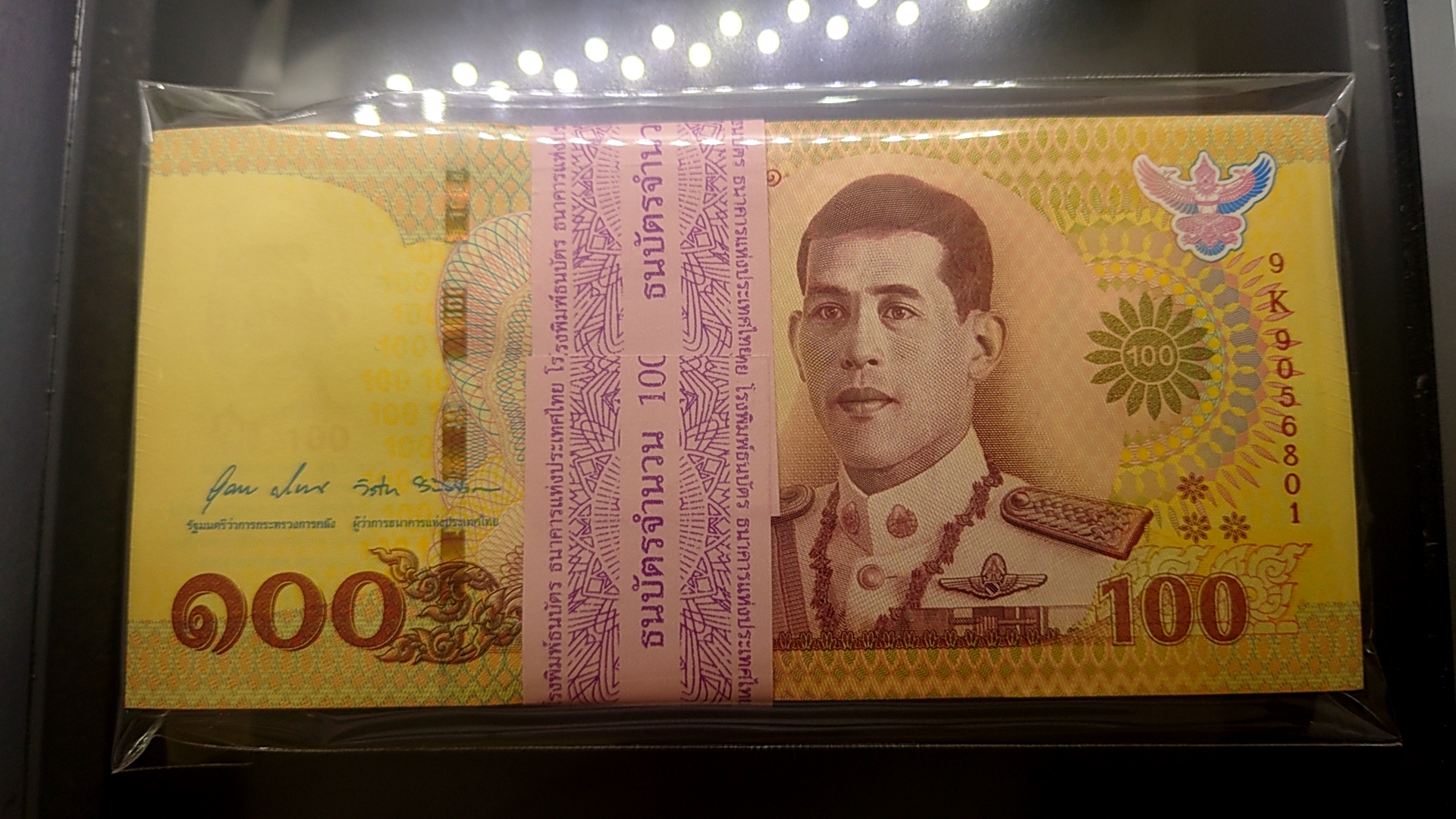 ธนบัตร 100 บาท (ยกแหนบ 100 ใบ เลขเรียง) หมวด 9 K มีเลข 9 หน้า 9 หลัง ที่ระลึกเนื่องในพระราชพิธีบรมราชาภิเษก รัชกาลที่10 พุทธศักราช 2562 ไม่ผ่านใช้