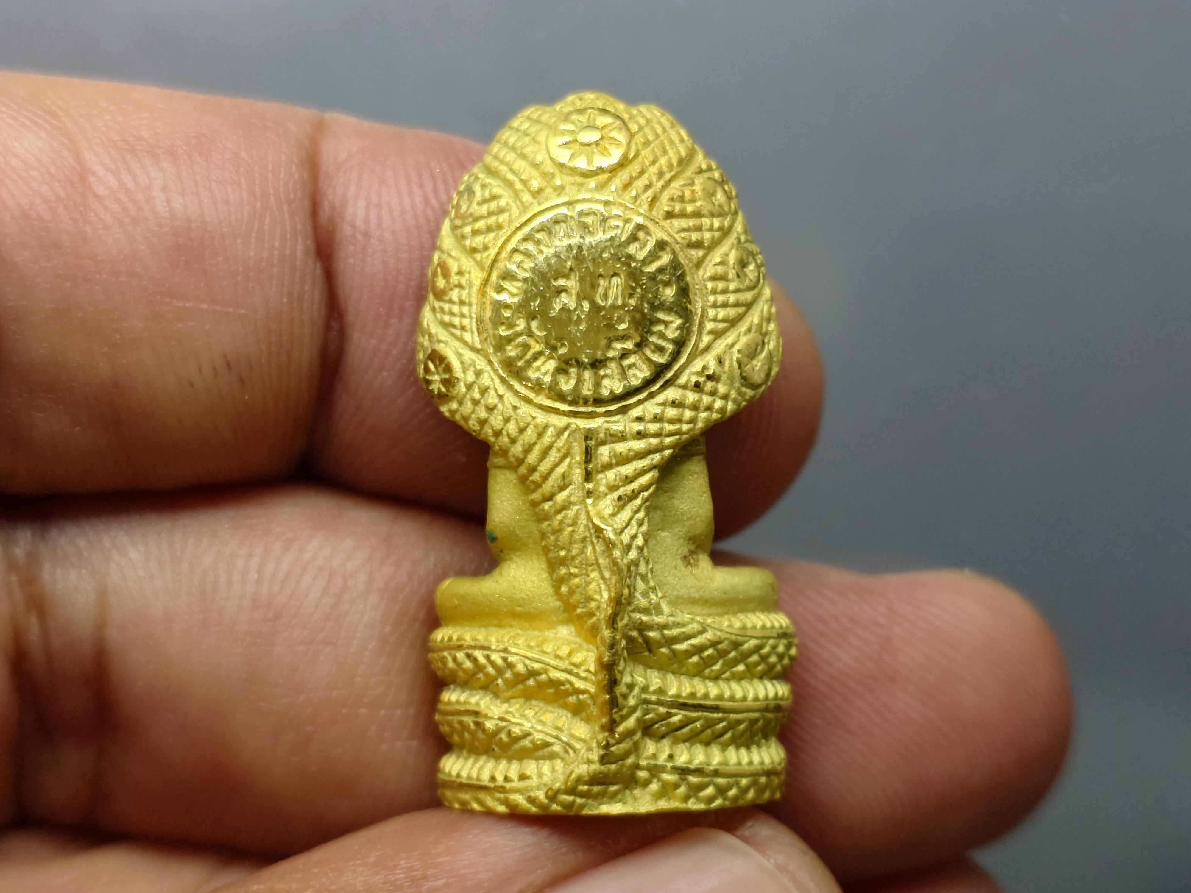 พระนาคปรก หลวงพ่อศิลา รุ่นมรดกโลก เนื้อเงินกาหลั่ยทอง พิมพ์ใหญ่ พุทธาภิเษก วัดบวรนิเวศวิหาร โดย สมเด็จพระสังฆราช ญสส เป็นประธานในพิธี ออกวัดทุ่งเสลี่ยม สุโขทัย ปี2540 กล่องเดิม