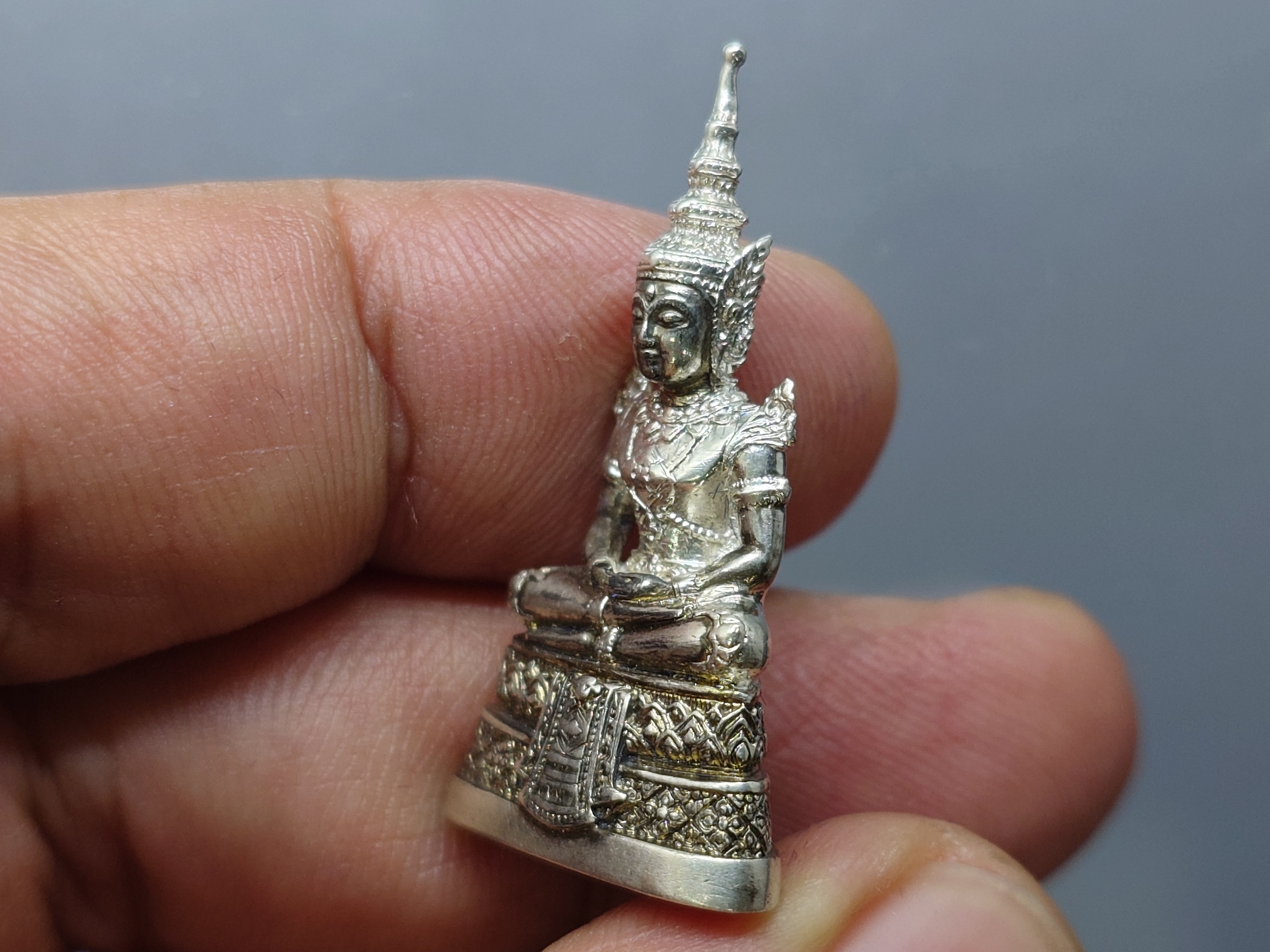 พระแก้วมรกต (พระพุทธมหามณีรัตนปฏิมากร) กรมสรรพสามิต ครบรอบ 64 ปี เนื้อเงินรมดำ พ.ศ.2539 พร้อมกล่องเดิม