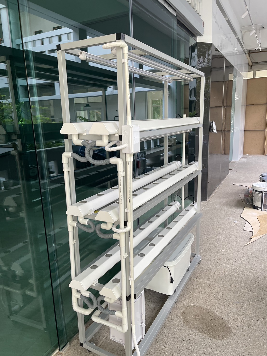 ชุดปลูกผักไฮโดรโปนิกส์ ขนาด 1.5 เมตร 6 รางปลูก พร้อมไฟ LED ปลูกได้ 54 ต้น