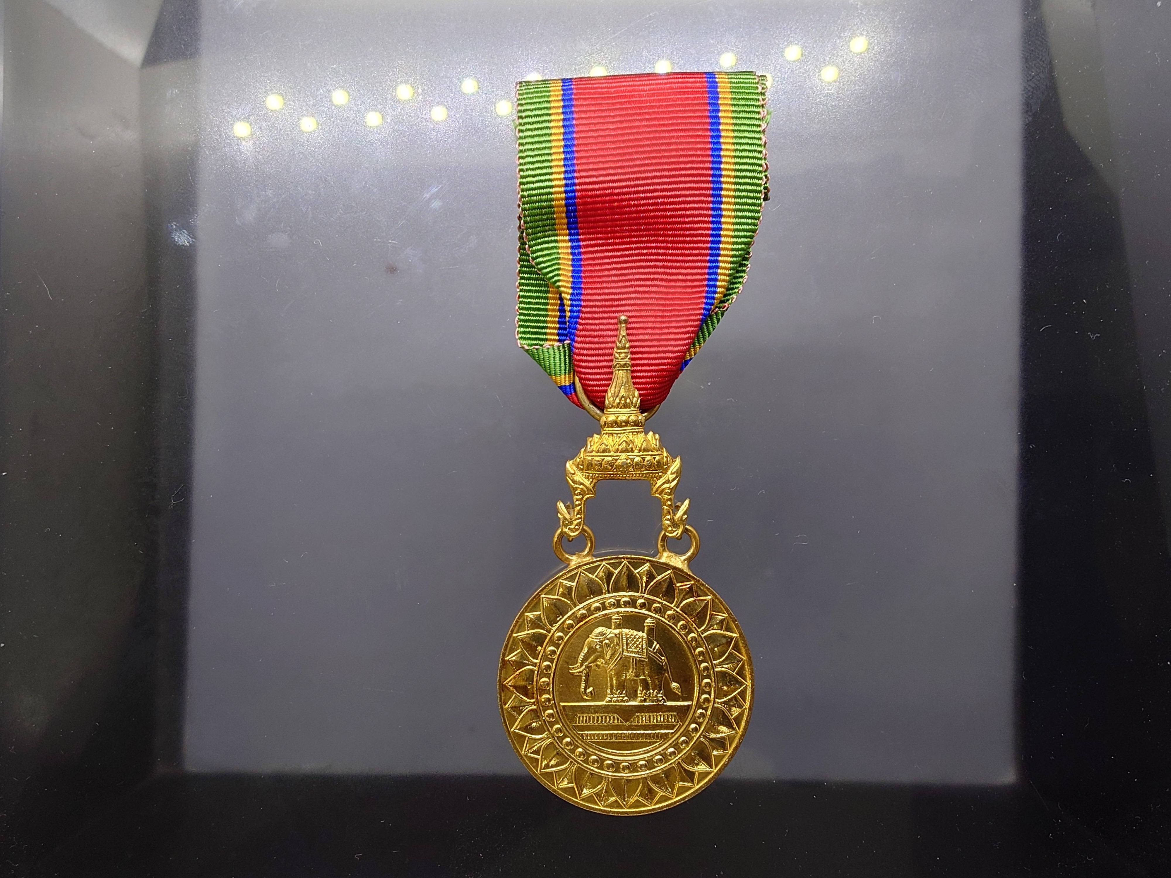 เครื่องราชอิสริยาภรณ์อันเป็นที่เชิดชูยิ่งช้างเผือก ชั้นที่6 เหรียญทองช้างเผือก ร.ท.ช.พร้อมกล่อง