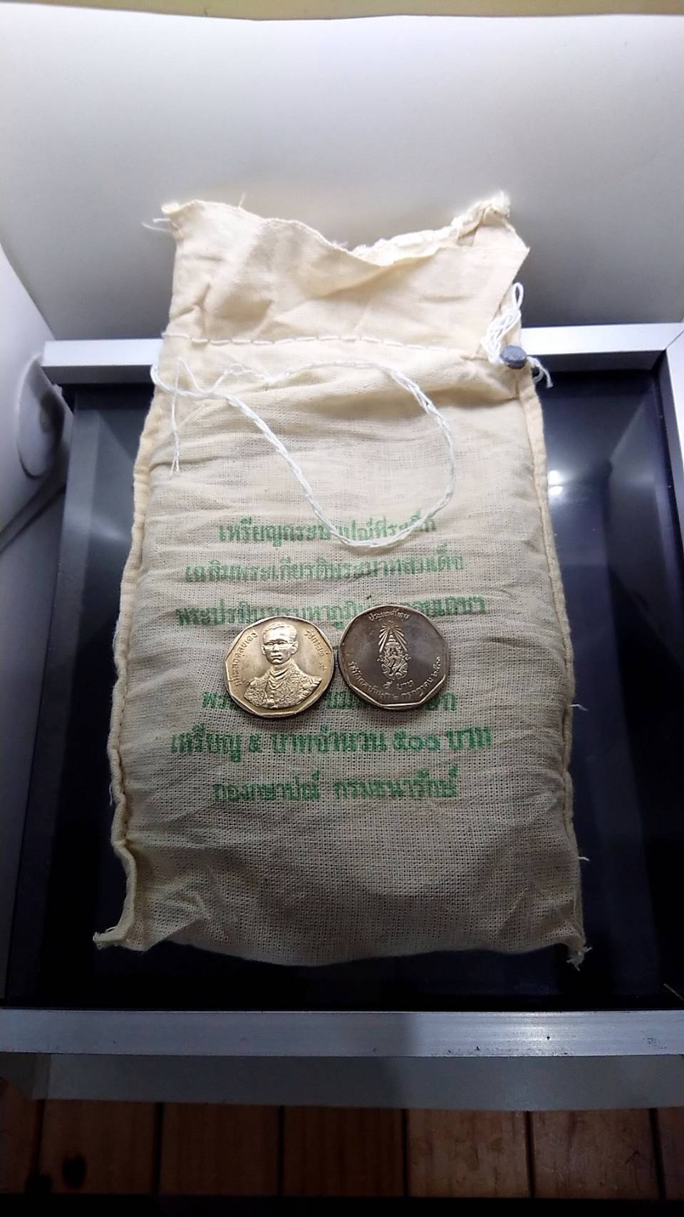 เหรียญยกถุง (100 เหรียญ) เหรียญ 5 บาท ที่ระลึกพระราชพิธี รัชมังคลาภิเษก รัชกาลที่ 9 พ.ศ.2530 ไม่ผ่านใช้