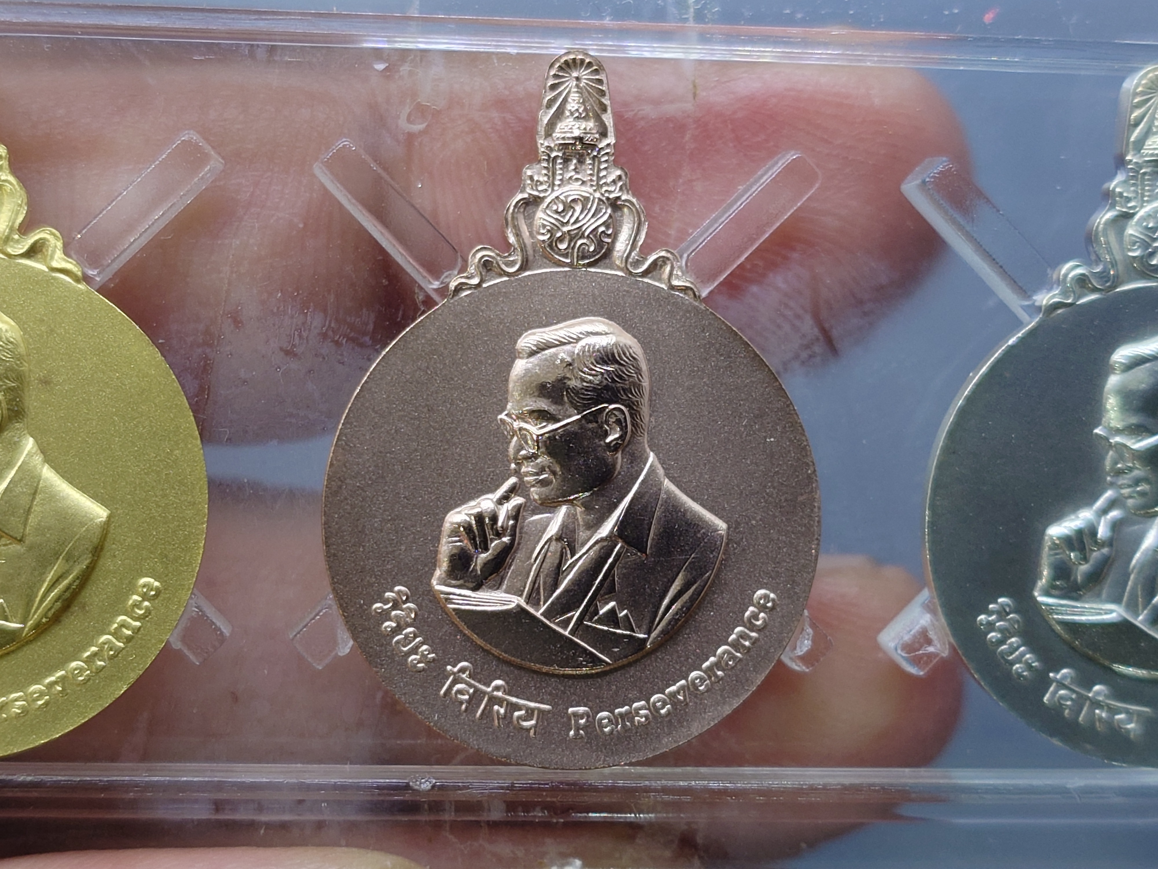 เหรียญพระมหาชนก ครบชุดทองคำ พิมพ์เล็ก (เนื้อทองคำ เนื้อนาค เนื้อเงิน) ปี2542 พร้อมหนังสือ