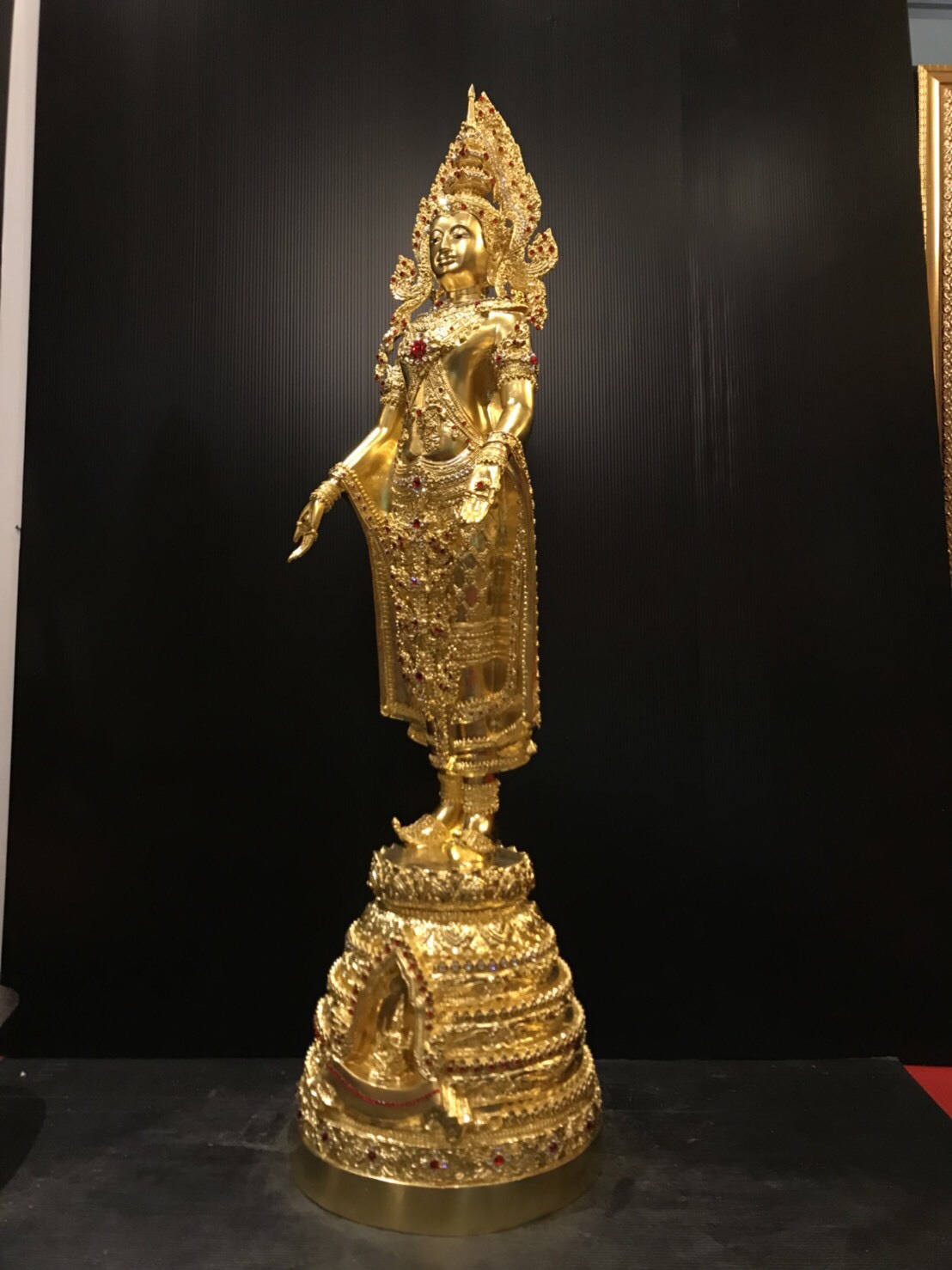 รูปหล่อพระพุทธมหาจักรพรรดิ ปางเปิดโลกทรงเครื่อง วัดกษัตราธิราชวรวิหาร จ.อยุธยา ปิดทองคำเปลว ติดคริสตัล