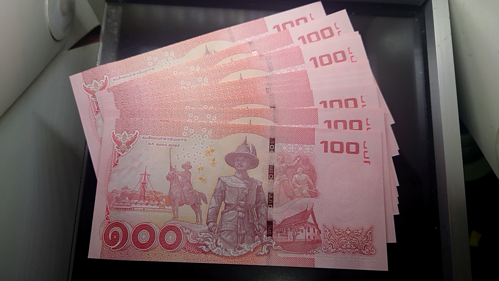 ธนบัตร 100 บาท แบบ 16 เลขตองท้าย 000-999 รัชกาลที่9 พ.ศ.2558 ไม่ผ่านใช้ (ราคาต่อ 1 ใบ)