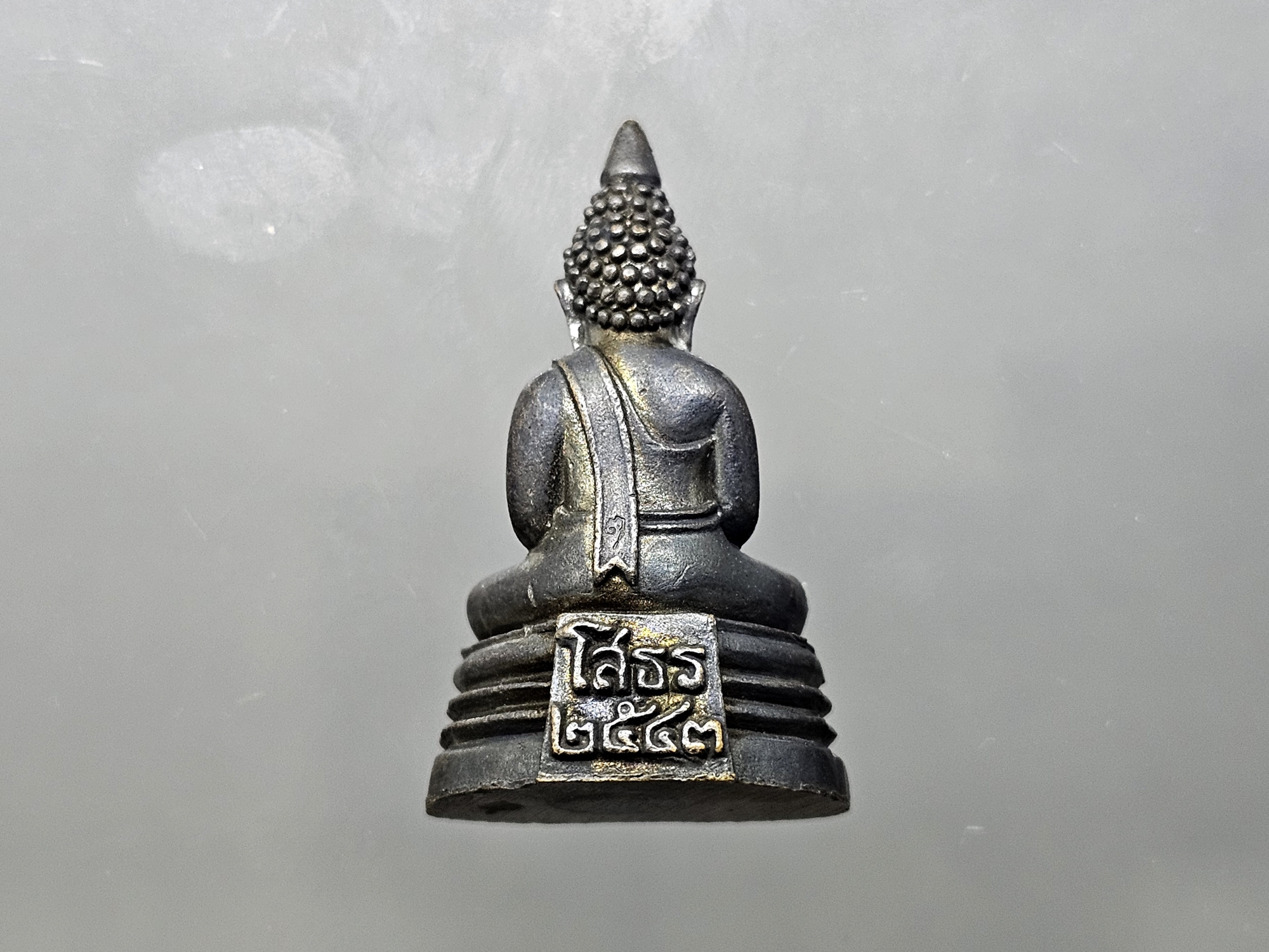 พระกริ่งพุทธโสธร พิมพ์เล็ก เนื้อโลหะรมดำ รุ่น ประวัติศาสตร์เปิดอาคารสำนักงาน ตำรวจแห่งชาติ พ.ศ.2543 พร้อมกล่องเดิม