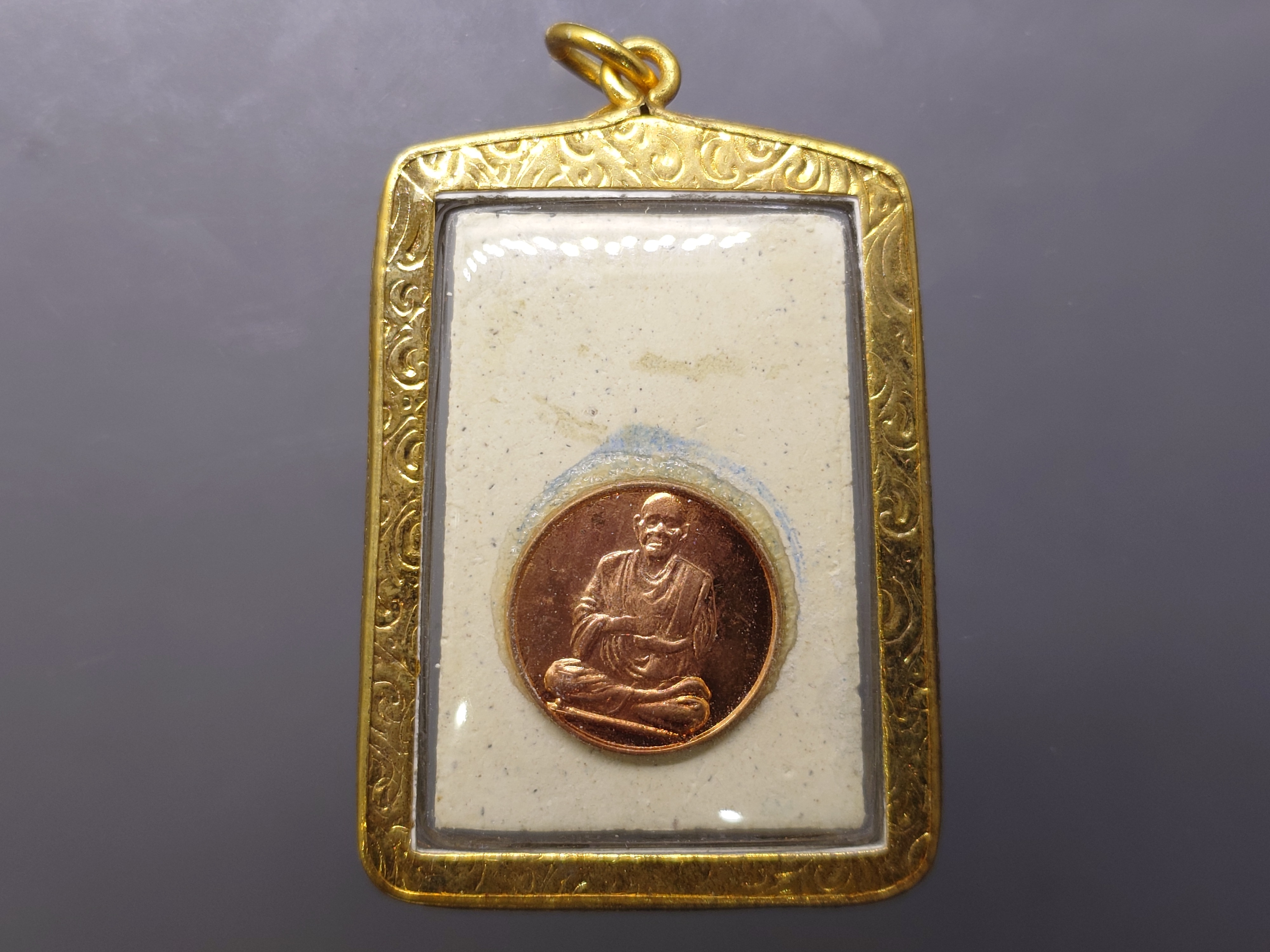 พระสมเด็จวัดระฆัง เนื้อผงผสมผงเก่า พิมพ์อกร่อง รุ่นย้อนยุค 108 ปี (คณะ 9) วัดระฆังโฆสิตารามฯ พร้อมเลี่ยมกรอบไมคอน ปี2556 พร้อมกล่องเดิม