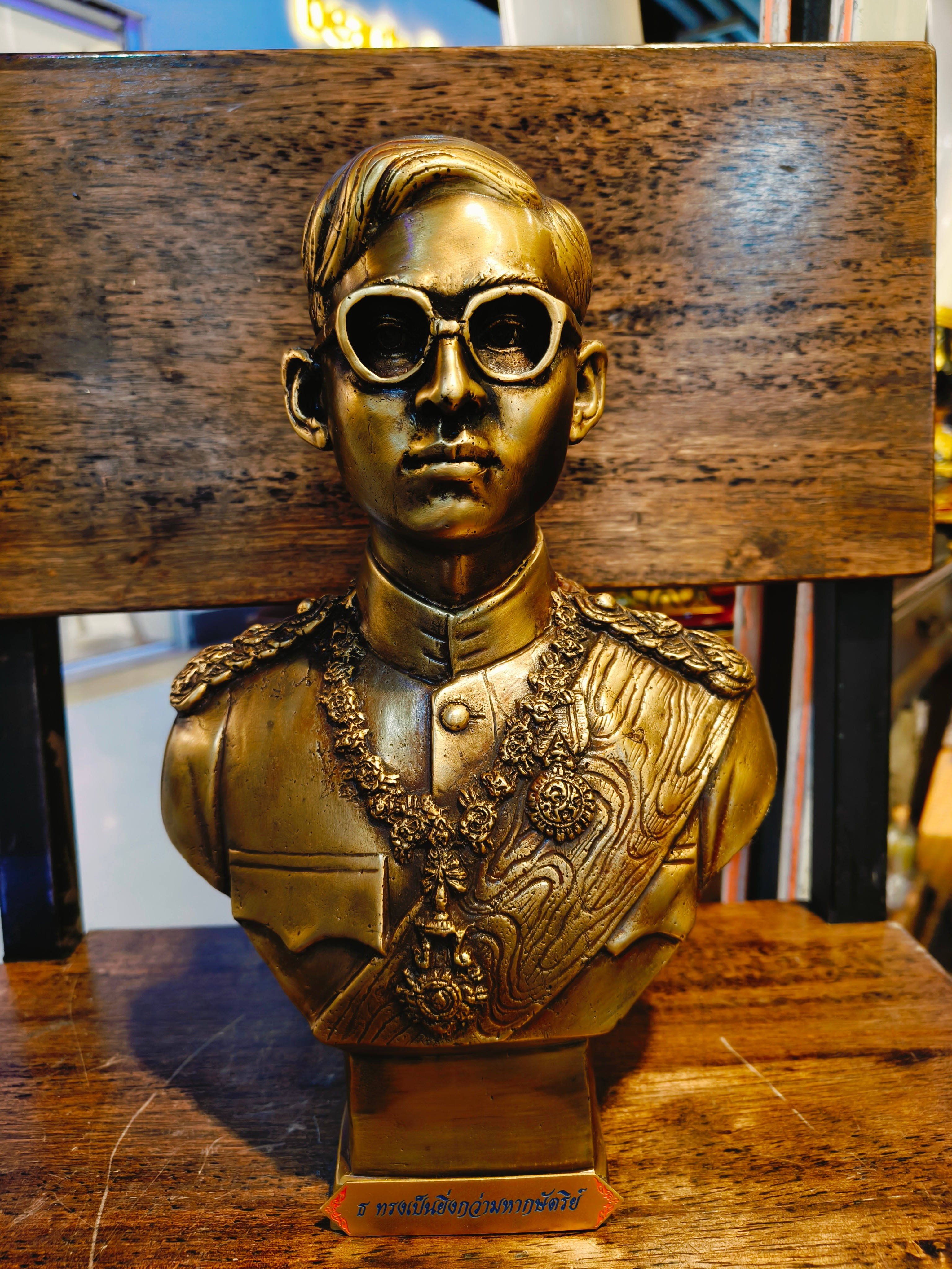 รูปหล่อ รัชกาลที่ 9 ร.9 ครึ่งพระองค์
