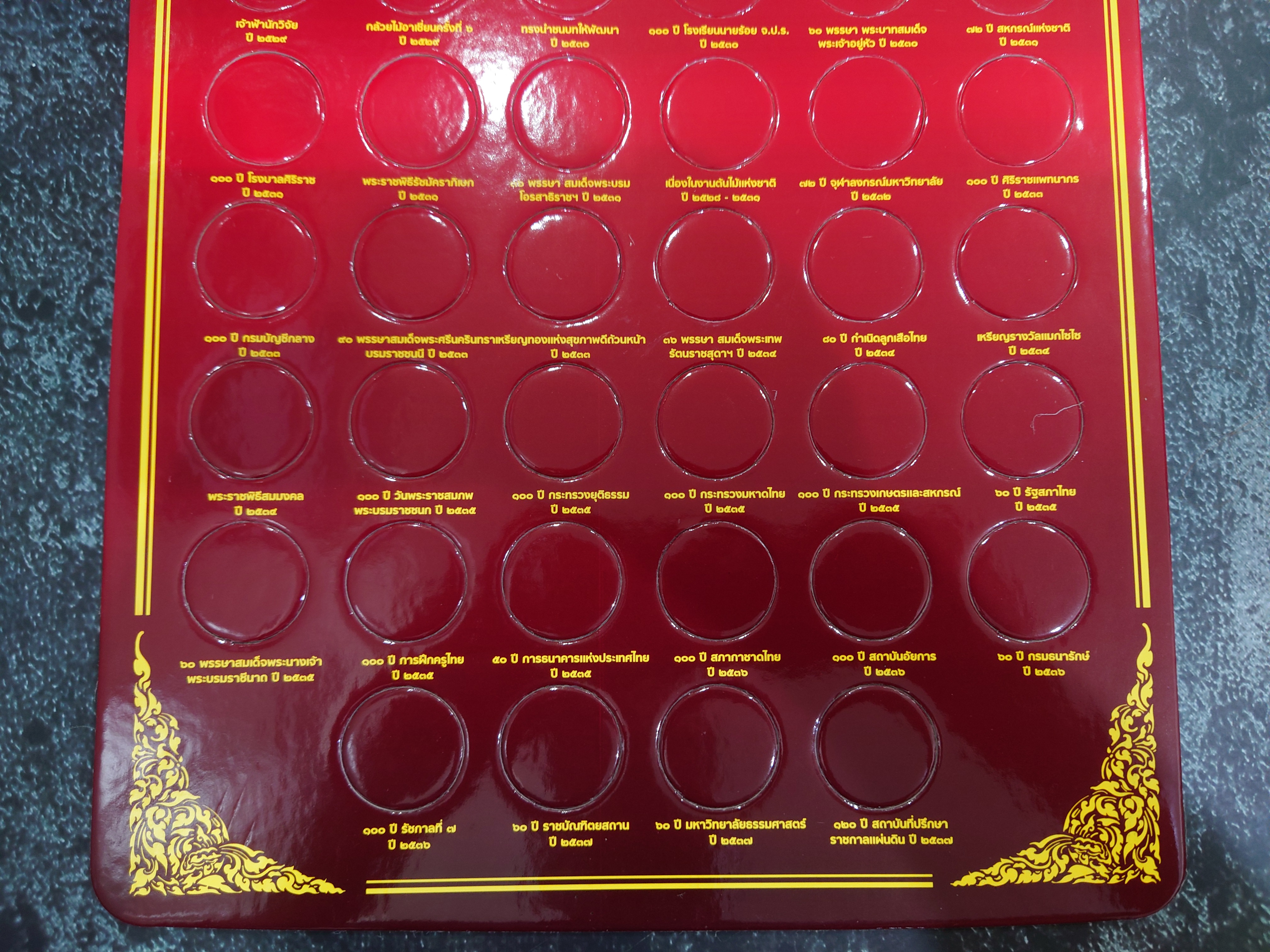 แผงใส่เหรียญกษาปณ์ที่ระลึก 10 บาท นิเกิล 47 วาระ 47 ช่อง สีแดง ขนาด 44 X 28 ซ.ม.