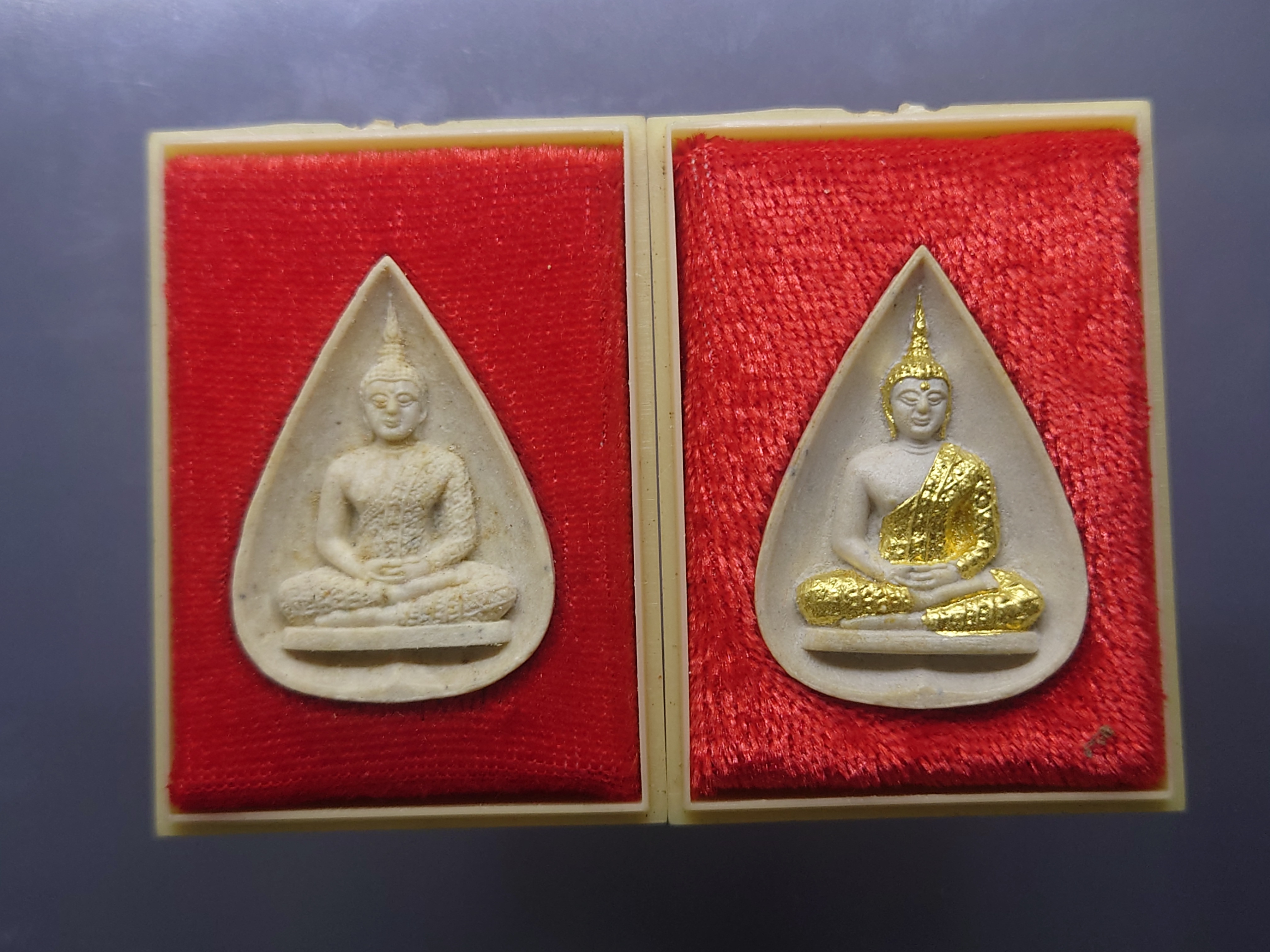 พระแก้วมรกต เครื่องทรงฤดูฝน หลัง ภปร.เนื้อผงและเนื้อผงปัดทอง วัดบวรนิเวศวิหาร ปี2530 พร้อมตลับเดิม