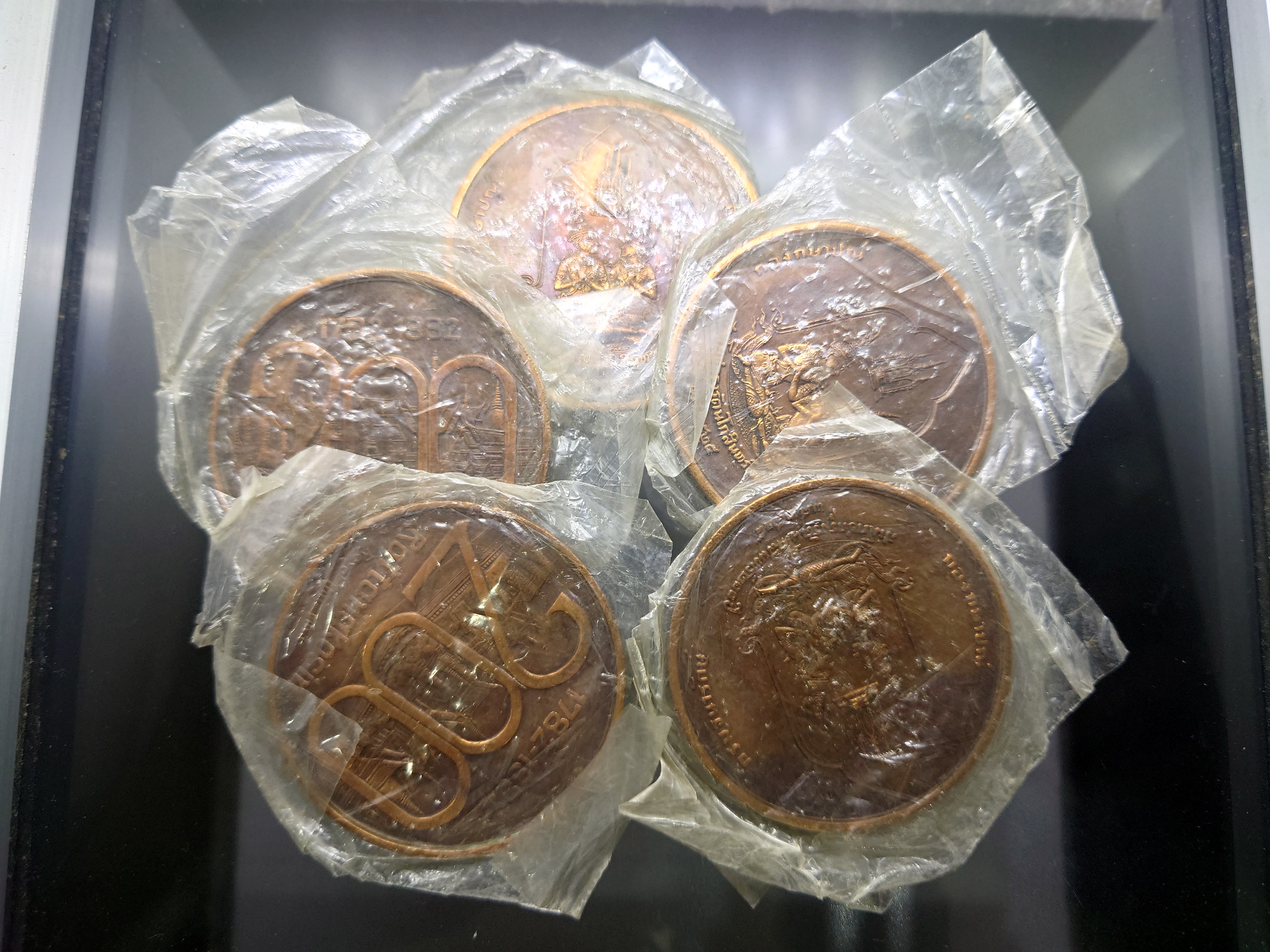 เหรียญที่ระลึกสมโภชกรุง 200 ปี เนื้อทองแดงรมดำ ขนาด 5 เซน ปี2525 ไม่ผ่านใช้ ซองเดิม