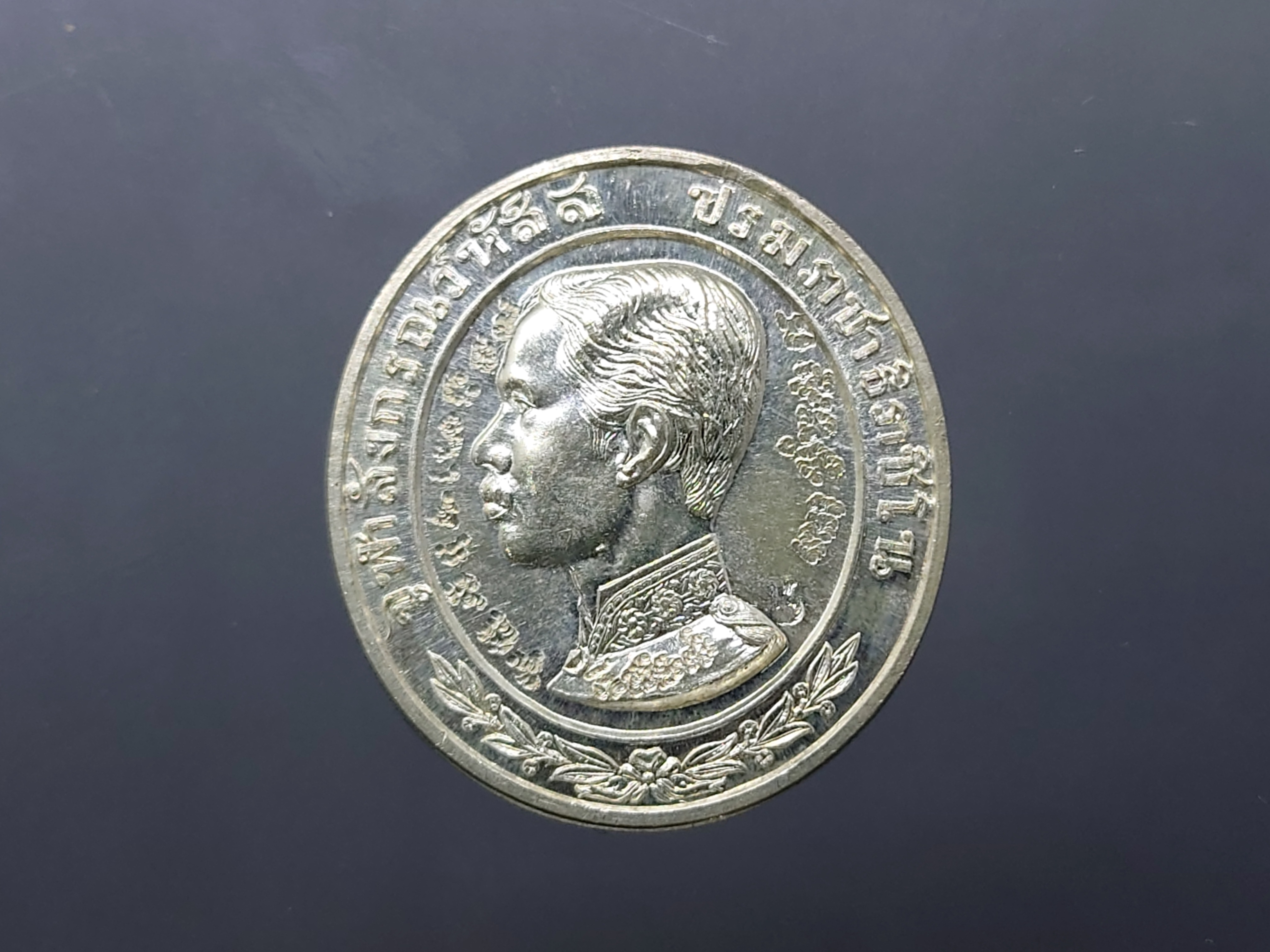 เหรียญรัชกาลที่5 ทรงยินดี เนื้อเงิน ขนาด 3.2 ซ.ม.ที่ระลึกสร้างโรงพยาบาลพานทอง ปี2535 พร้อมตลับเดิม