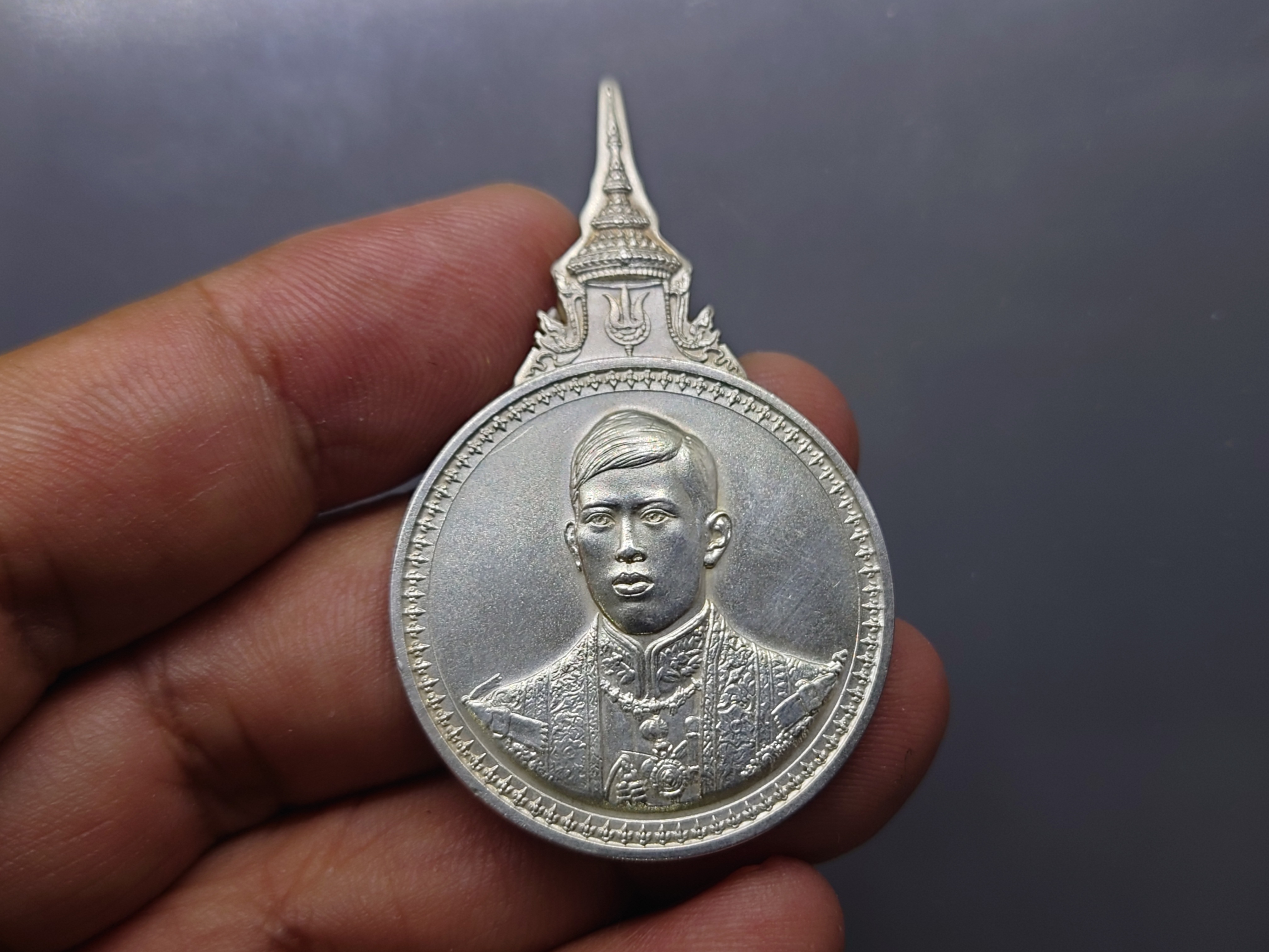 เหรียญเงินแพรแถบ ที่ระลึก 5 รอบ พระบรมๆ เนื้อเงิน ปี2555