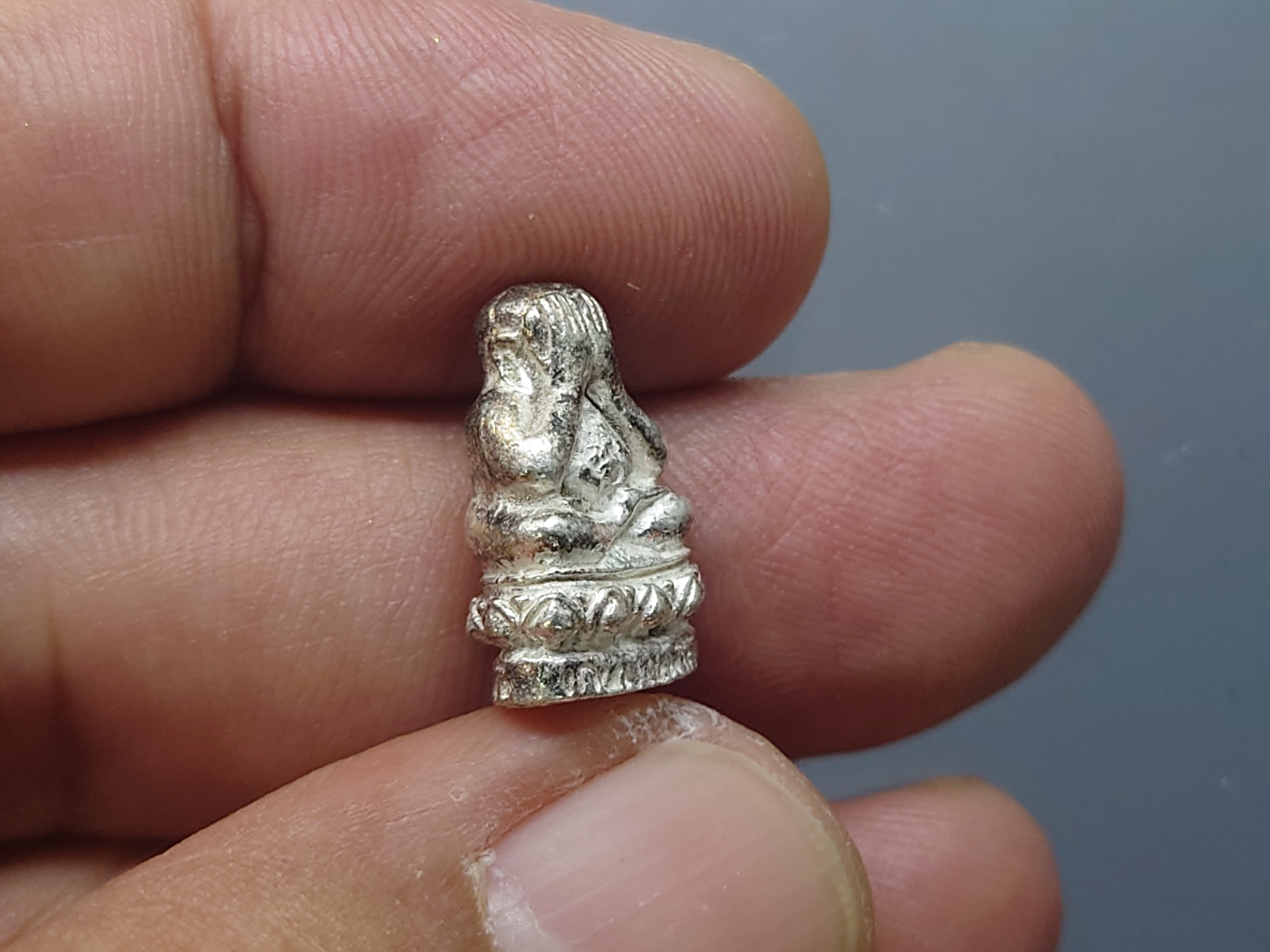 พระปิดตาสารพัดดีแช่น้ำมนต์ รุ่นพุทธคุณ เนื้อเงิน หลวงพ่อเกษม เขมโก สำนักสุสานไตรลักษณ์ ลำปาง ปี2538 พร้อมตลับเดิม