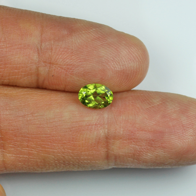**ขายแล้ว**เพอริโด (Peridot) 0.91 กะรัต สีเขียวอมเหลือง รูปร่างดี