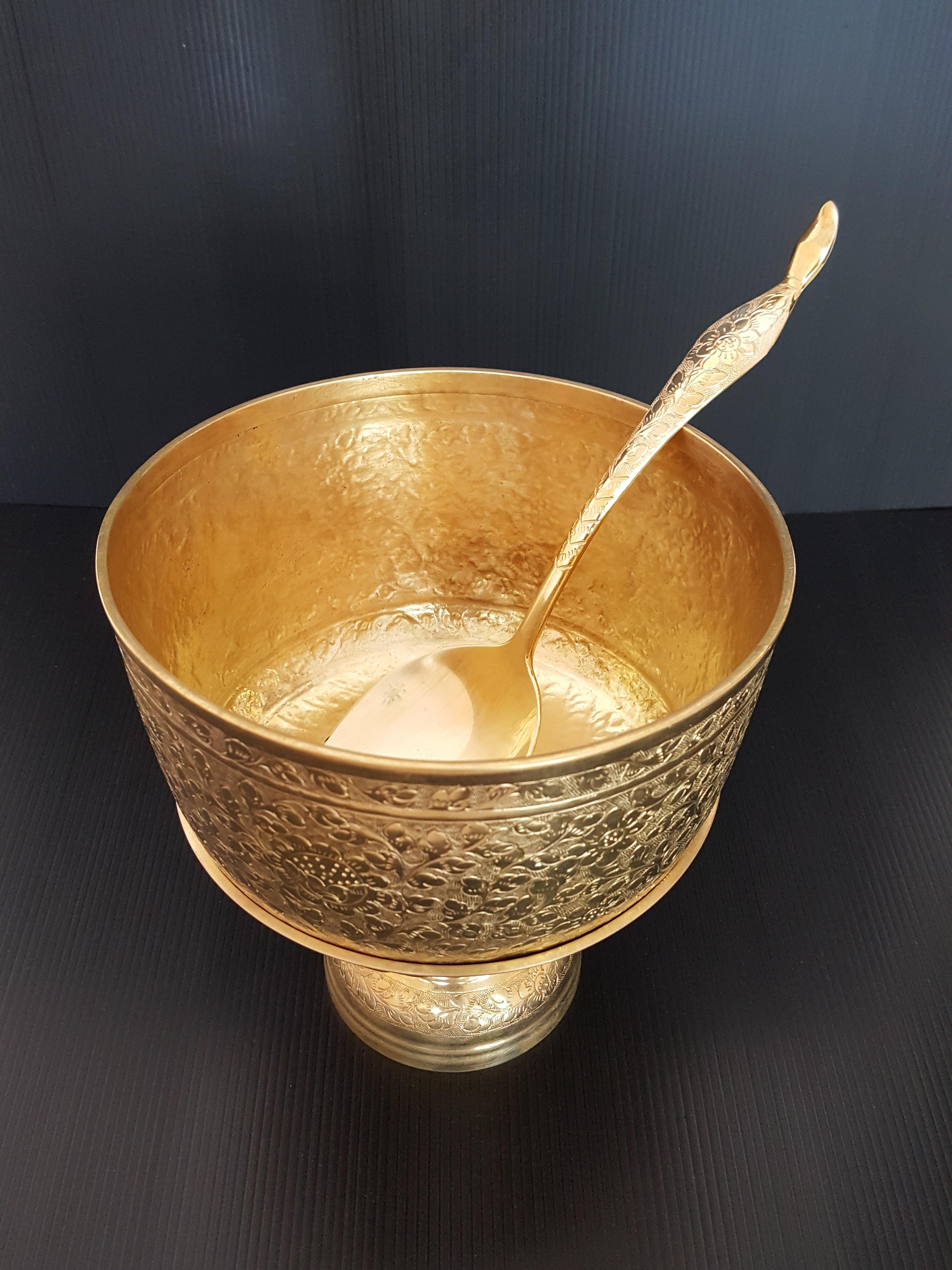 ขันพานรองตักบาตรทองเหลืองแกะลายพร้อมทัพพี สมัยอยุธยา ขนาด 5,6,7,8,9,10,12 นิ้ว เครื่องทองเหลือง