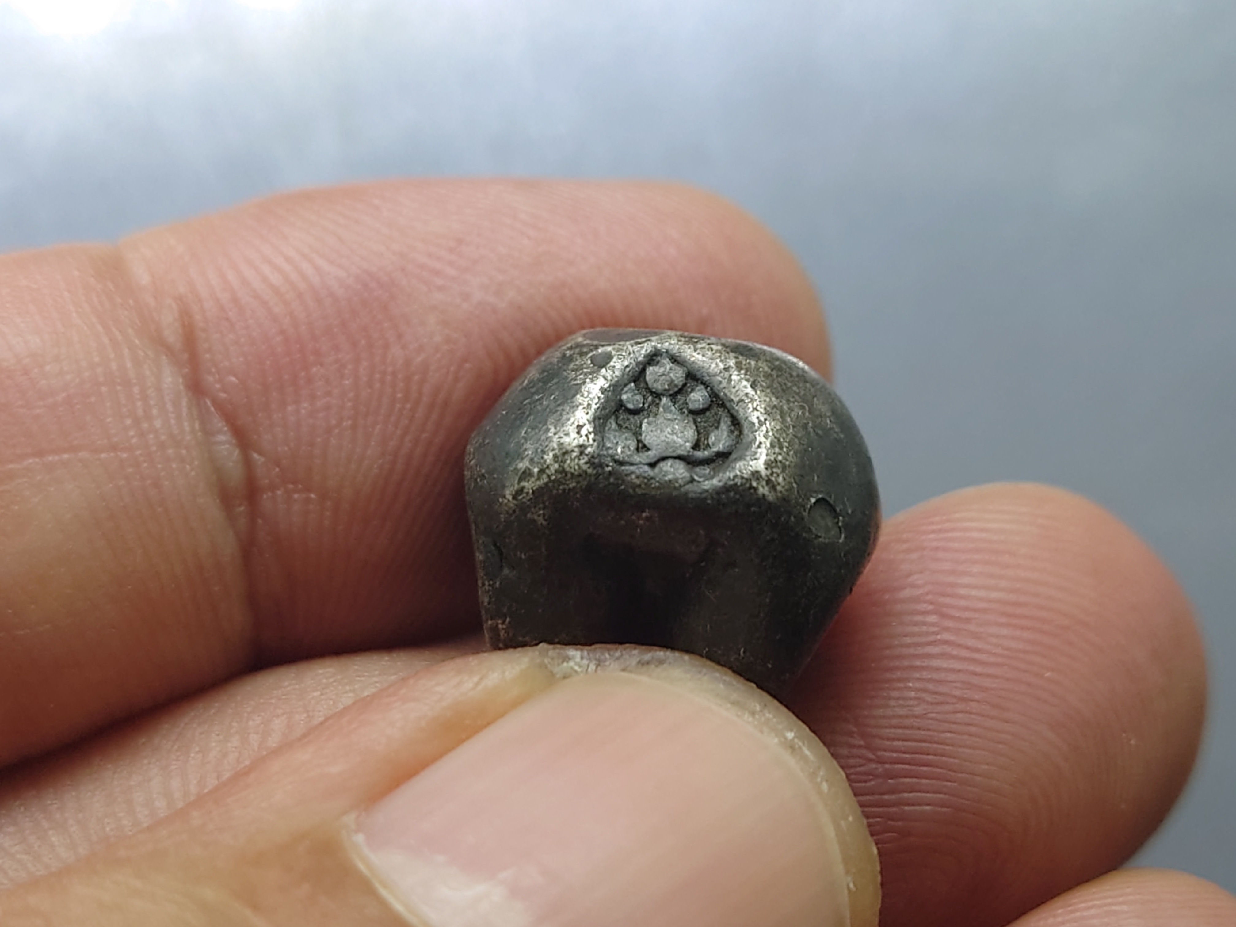 พดด้วง ขนาด 1 บาท ตราก้านบัวใหญ่ เนื้อเงิน สมัยอยุธยา หายาก