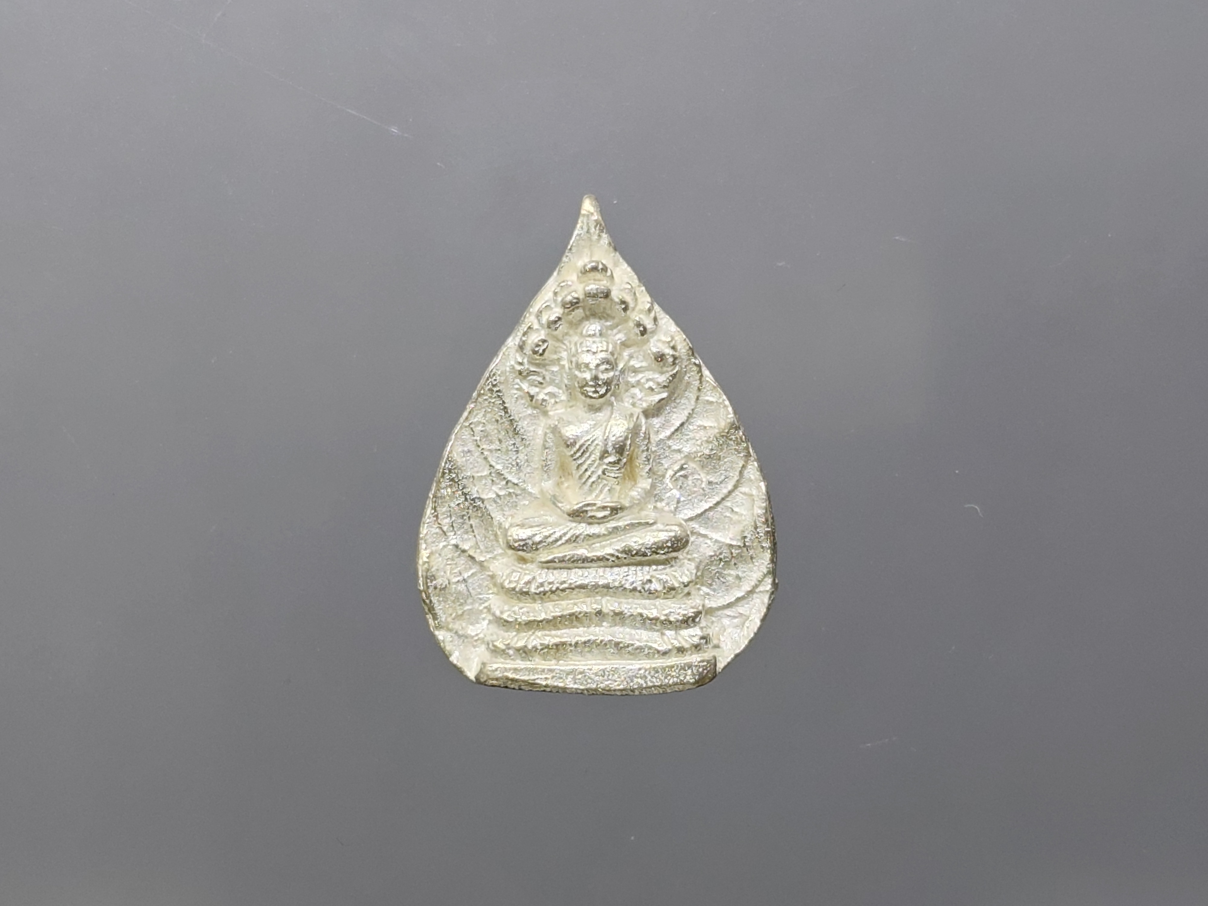 นาคปรก พิมพ์ใบโพธิ์ เจ้าคุณนรฯ 96 ปี ธมมวิตกโก (ท่านเจ้าคุณนรรัตน์ ธมมวิตกโก) เนื้อเงิน วัดเทพศิรินทราวาส ก.ท.ม. ปี2537 พร้อมกล่องเดิม