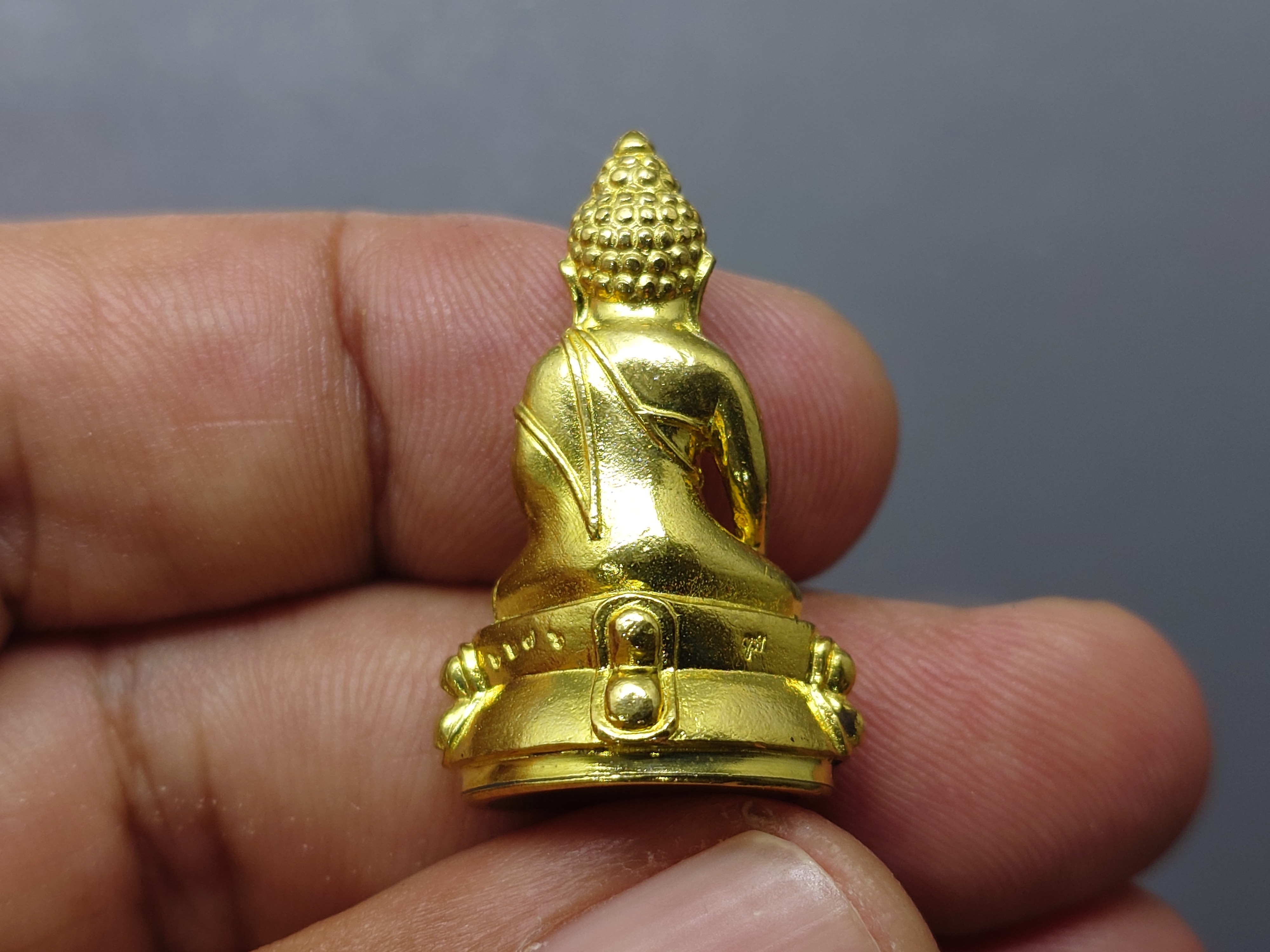 พระกริ่งญาณวเรศ (กริ่งปวเรศน้อย) ฐานบรรจุพระเกศาและจีวร เนื้อทองฝาบาตร พิมพ์ใหญ่ สมเด็จพระญาณสังวรฯ ทรงเจริญพรรษา 100 ปี วัดบวรนิเวศวิหาร ปี2556 พร้อมใบรับรอง