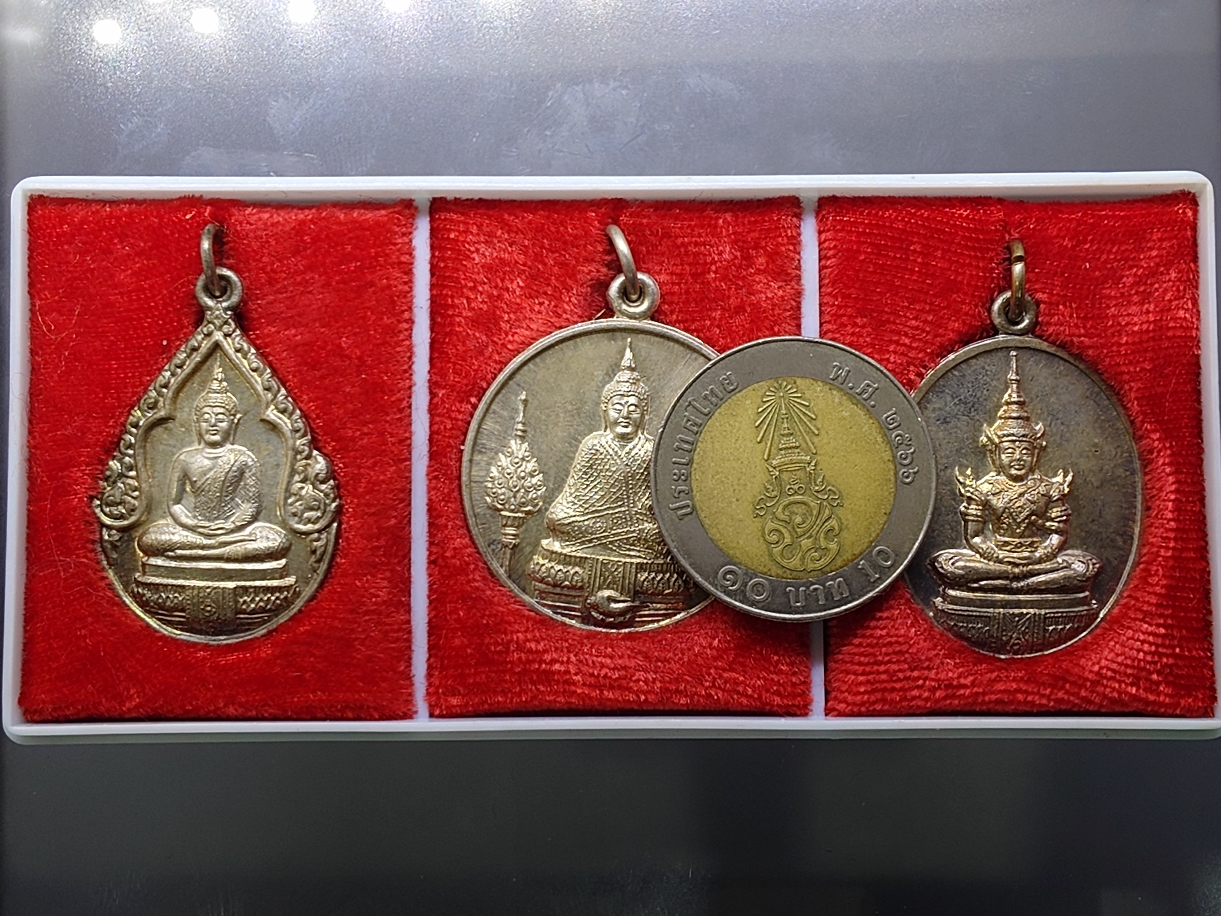 พระแก้วมรกต หลัง สมเด็จพระพุทธยอดฟ้ามหาราช รัชกาลที่ 1 เนื้อเงิน วัดพระเชตุพน ท่าเตียน กรุงเทพๆ ปี2525 พร้อมกล่องเดิม หายาก