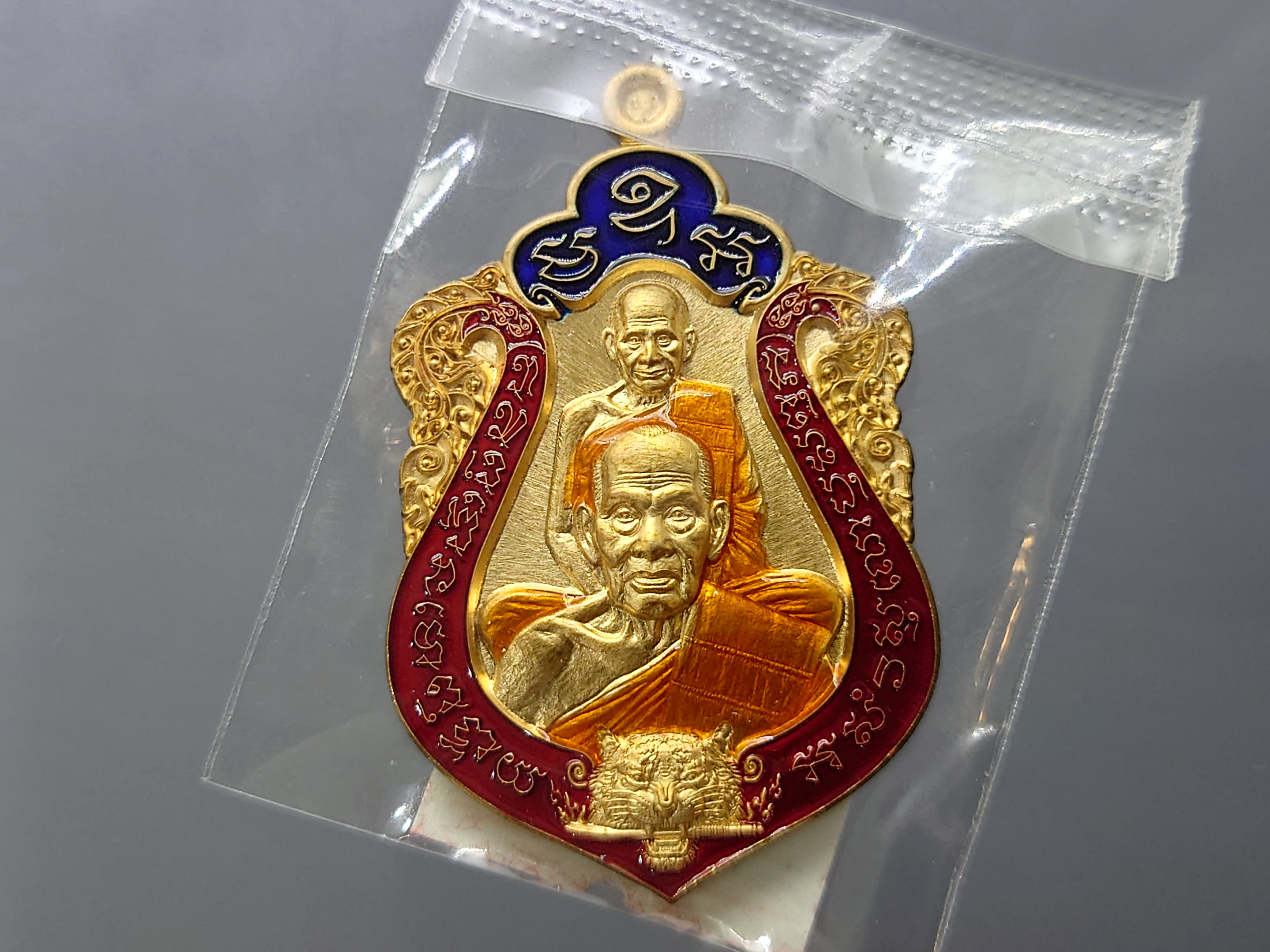 เสือคาบดาบรุ่น 4 เนื้อสัตตะ ลงยา 3 สี ลงยาขอบแดง บนน้ำเงิน ลงยาจีวร (พิมพ์เสือ3) หลวงพ่อพัฒน์ วัดห้วยด้วน โคท 134 ซีลเดิมไม่แกะ