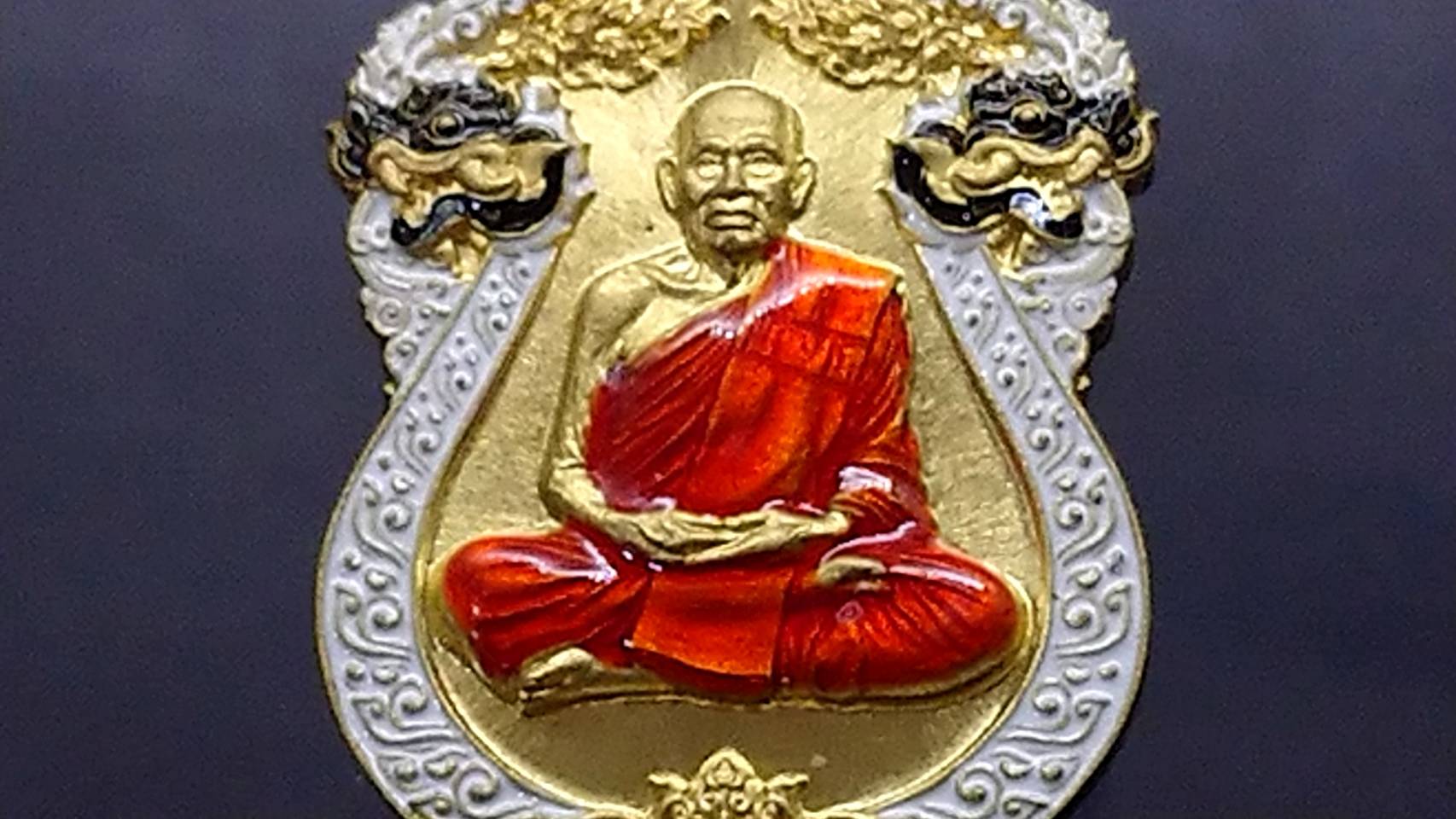 เหรียญเศรษฐีปากน้ำโพ(แอ๊ด คาราบาวสร้าง) เนื้อทองเหลือง ขอบขาว ลงยาจีวร หลวงพ่อพัฒน์ วัดห้วยด้วย โคท 282