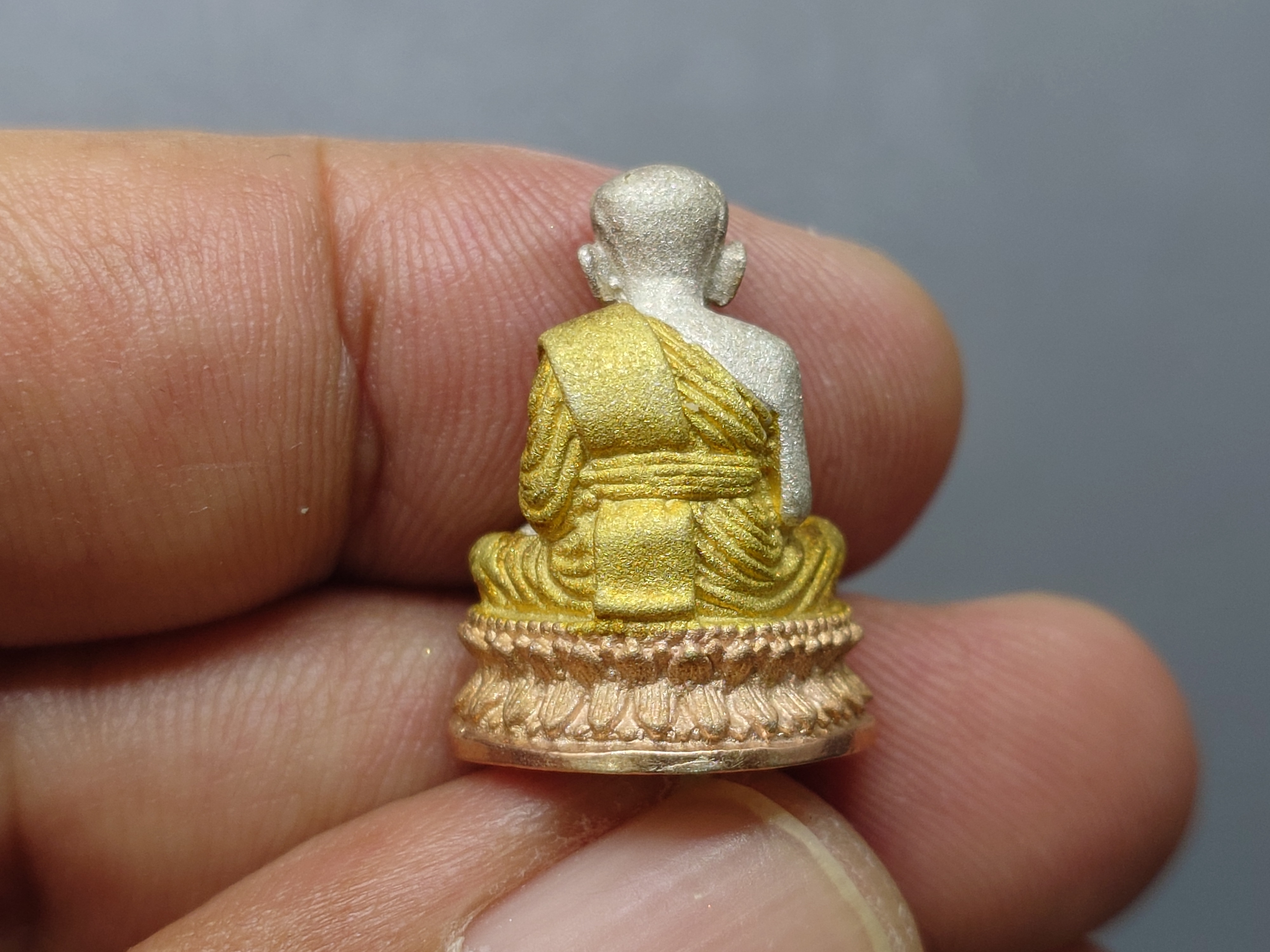 หลวงปู่ทวด ที่ระลึกเฉลิมพระเกียรติ 50 พรรษา พระบรมโอรสาธิราชๆ เนื้อเงิน-สามกษัตริย์ พุทธาภิเษก ณ วัดพระศรีๆ 2544 พร้อมกล่องเดิม