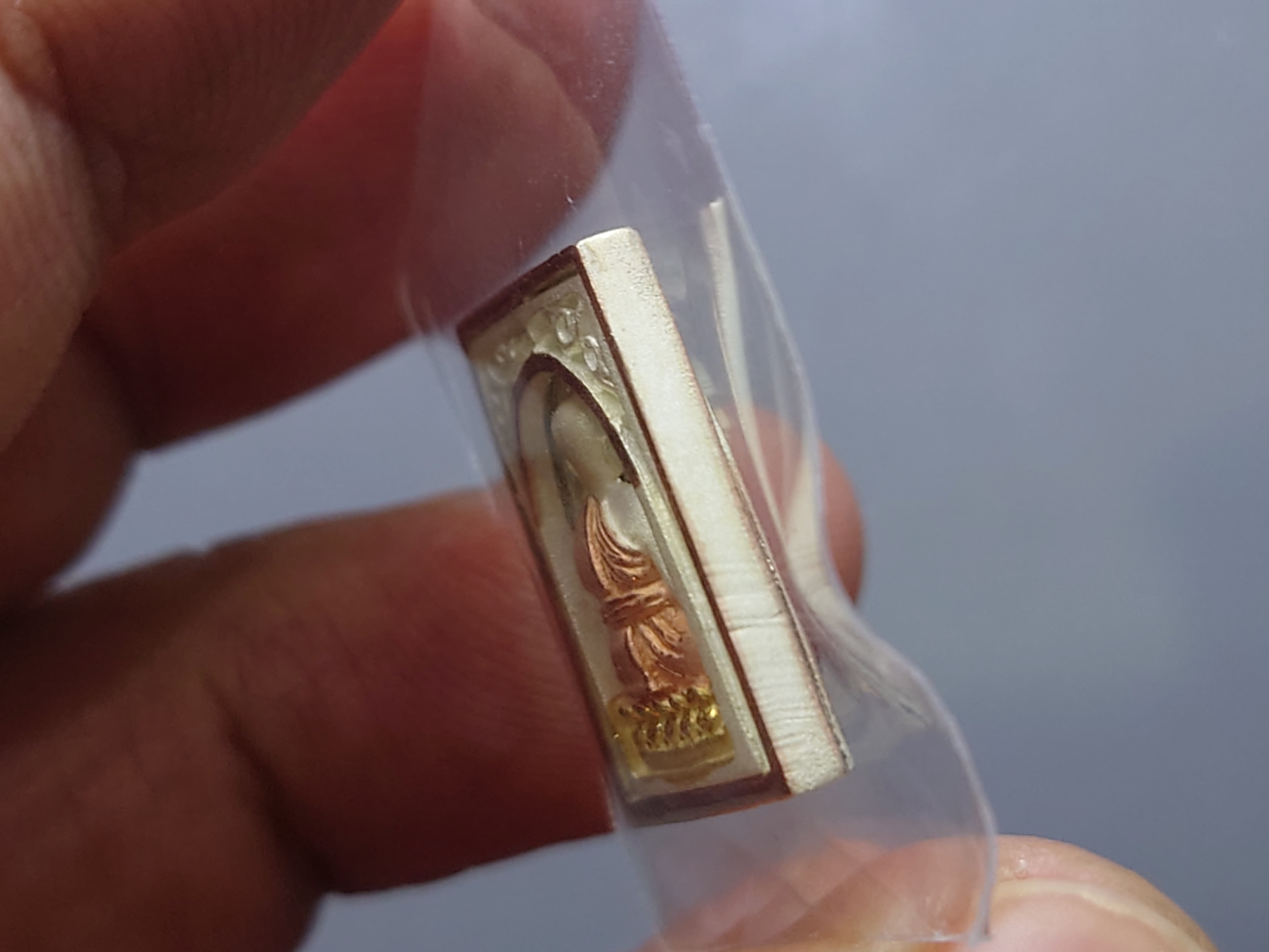 เหรียญหลวงปู่ทวด เนื้อเงิน 3 K รุ่นมงคลบารมี วัดประสาทบุญญาวาส พ.ศ.2545 พิมพ์สี่เหลี่ยม ขนาดสูง 1.8 ซ.ม. พร้อมกล่องเดิม