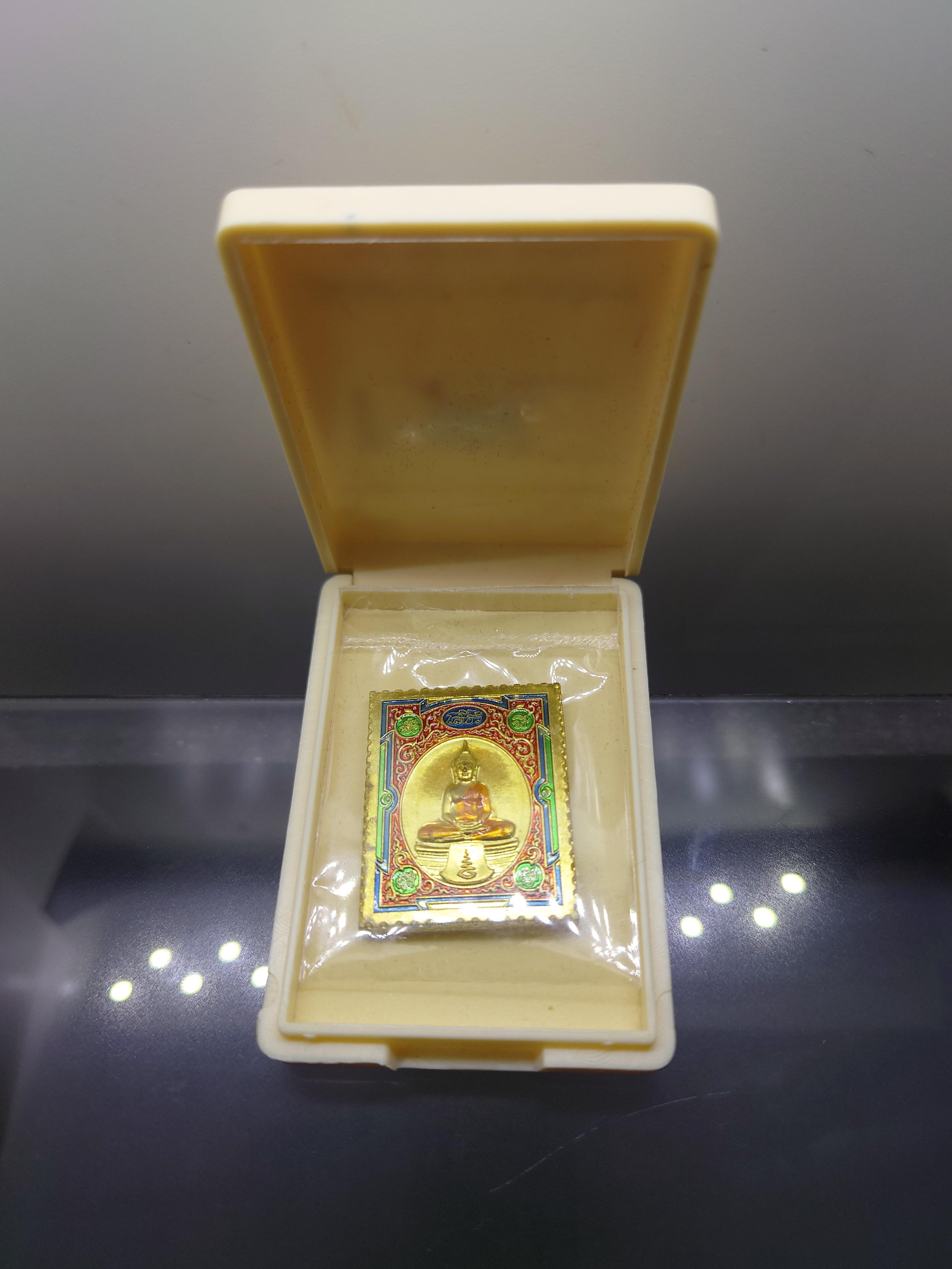 หลวงพ่อพระพุทธโสธร หลังท้าวเวสสุวรรณ พิมพ์แสตมป์ รุ่นประทานพร เนื้อทองระฆังลงยาหน้าเดียว มูลนิธิมิราเคิล ออฟไลฟ์ สร้าง พ.ศ.2563