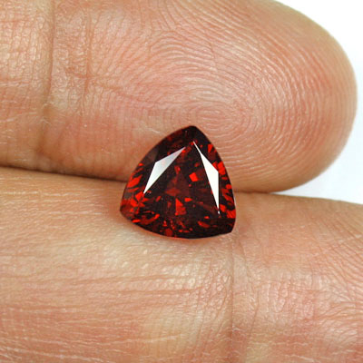 **ขายแล้ว**โกเมนสีเเดงหรือโรโดไลท์ (Rhodolite Garnet) 2.19 กะรัต เเดงเข้ม รูปร่างดี ไฟดี