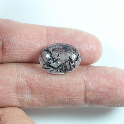 แก้วขนเหล็ก (Tourmalinated Quartz) 10.60 กะรัต ไหมสีดำเข้มชัด เนื้อพลอยใส